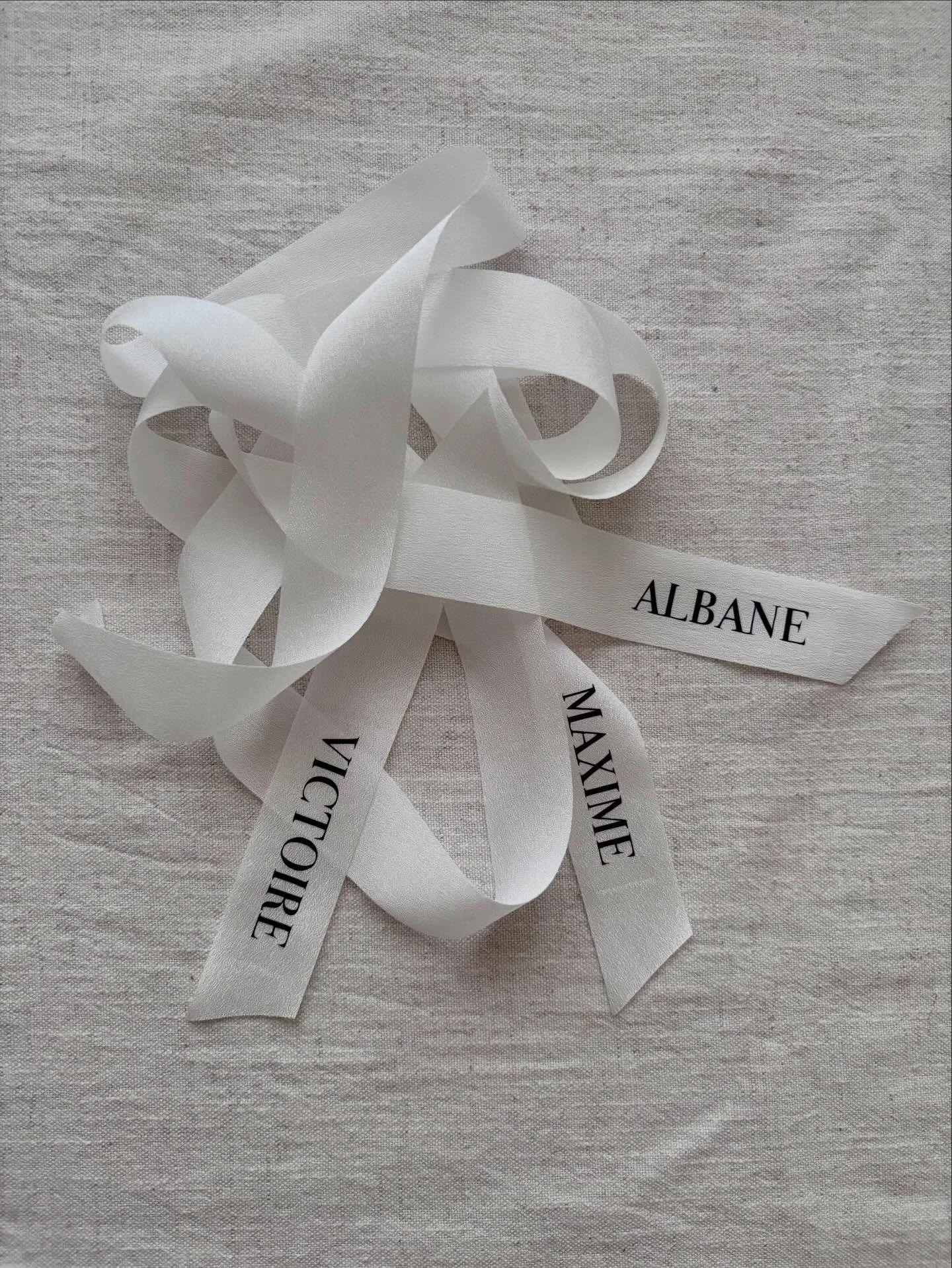 Des marques-places sur des rubans. 

#wedding #marqueplacepersonnalis&eacute; #papeterie #signaletique #homemade