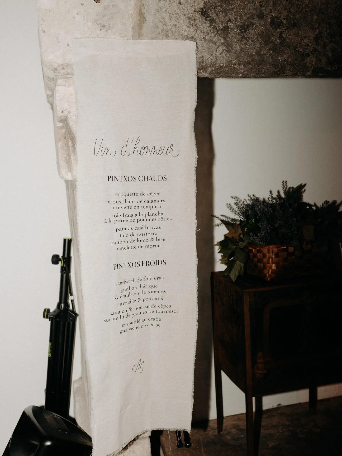 Qu'est ce qu'on mange au vin d'honneur ? 

photo n1 @thomas.dalfarra ✨

#wedding #signaletique #weddingscocktails #lin #homemade