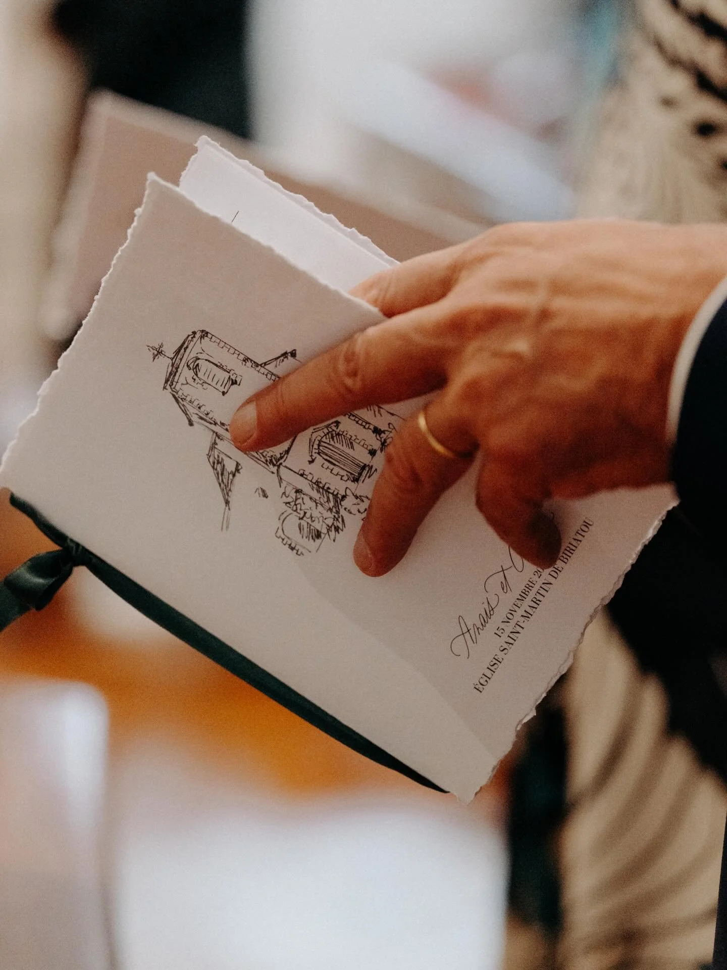 Le livret de messe r&eacute;alis&eacute; pour le mariage de A&amp;C en collaboration avec la talentueuse @louneatelier ! ✨

📸 @thomas.dalfarra 

#wedding #livretdemesse #calligraphie #papeteriepersonnalisable #homemade