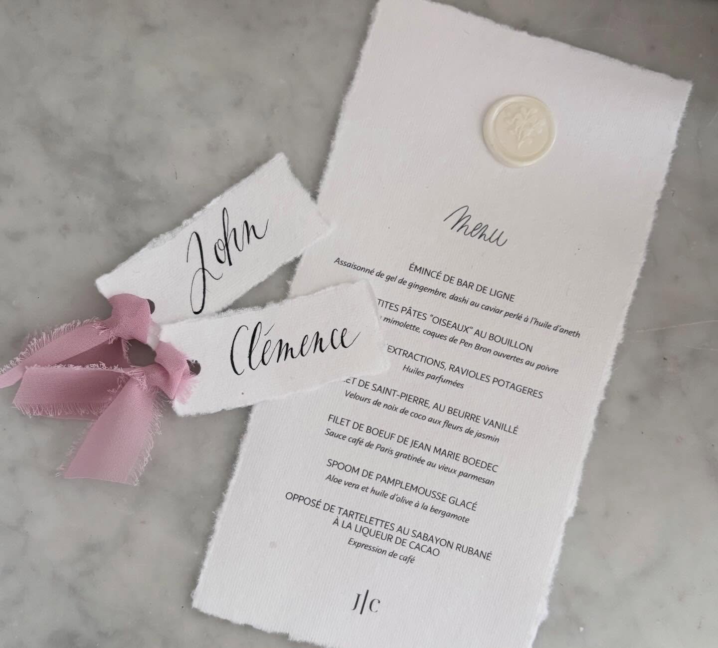 Focus sur les menus et les marques places pour le mariage de J&amp;C.

Seulement quelques jours de r&eacute;alisation, un vrai d&eacute;fi et une grande fiert&eacute; pour un projet que j'avais &agrave; c&oelig;ur de soutenir. 

Merci encore &agrave;