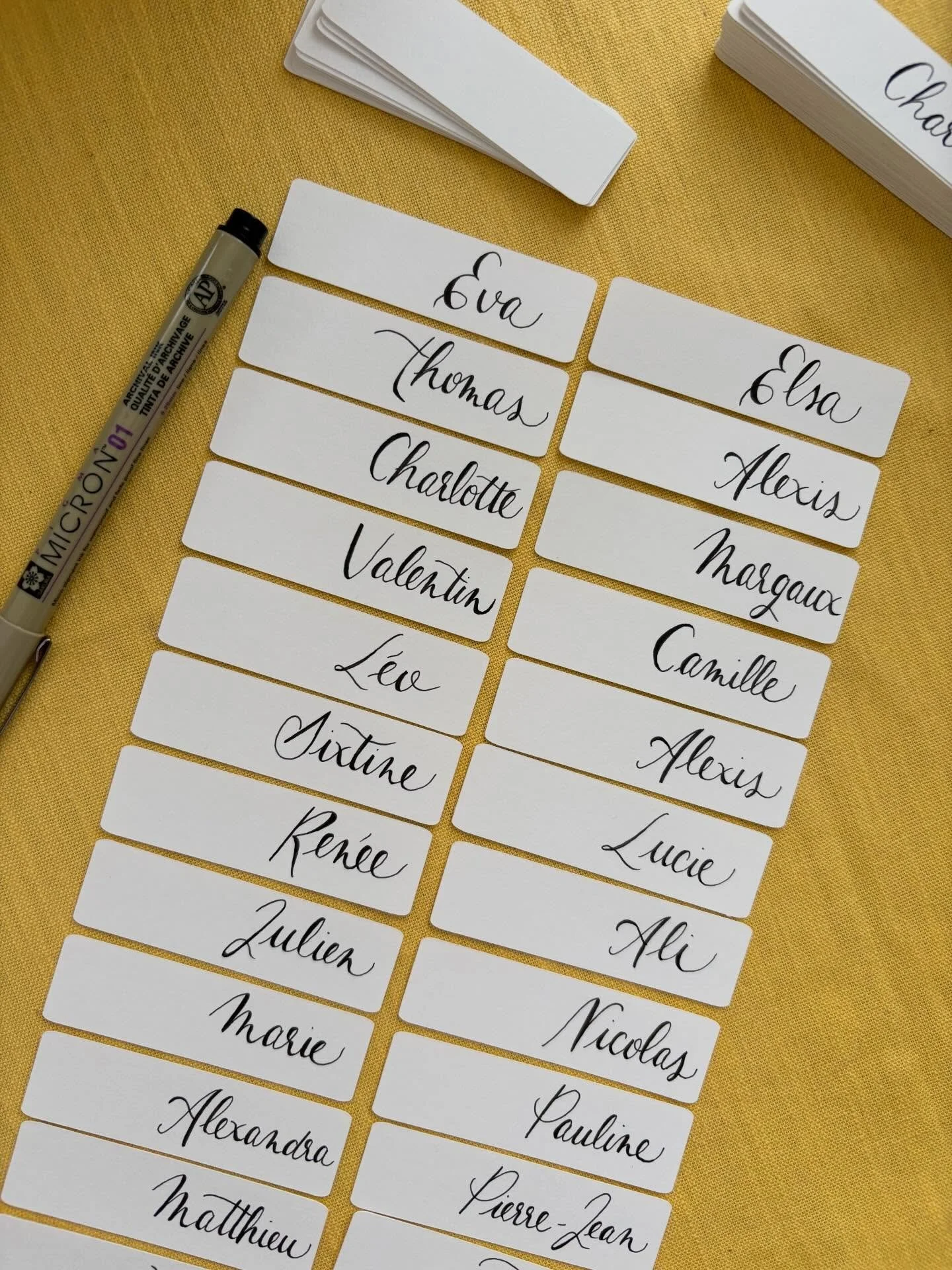 Pr&eacute;paration de marques places. 

#calligraphie #wedding #signaletique #marquesplacespersonnalis&eacute;s #homemade