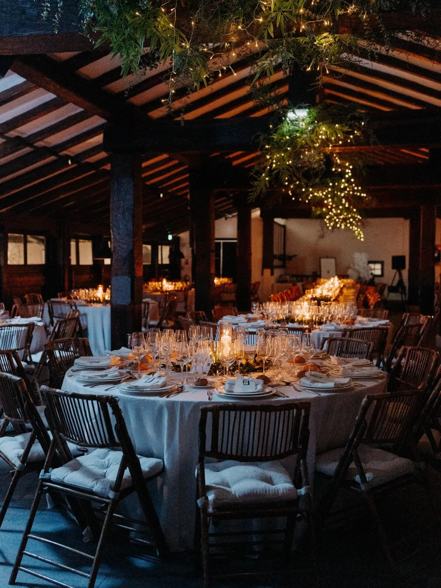 Les noms de tables mis en valeur avec une magnifique d&eacute;coration florale sign&eacute;e @lesfleursdelia pour le mariage de A&amp;C. 

Photographe @thomas.dalfarra 
Vid&eacute;aste @damien_rssl 
Wedding planner @iletaitunreve_am 
+ @fetia_wedding