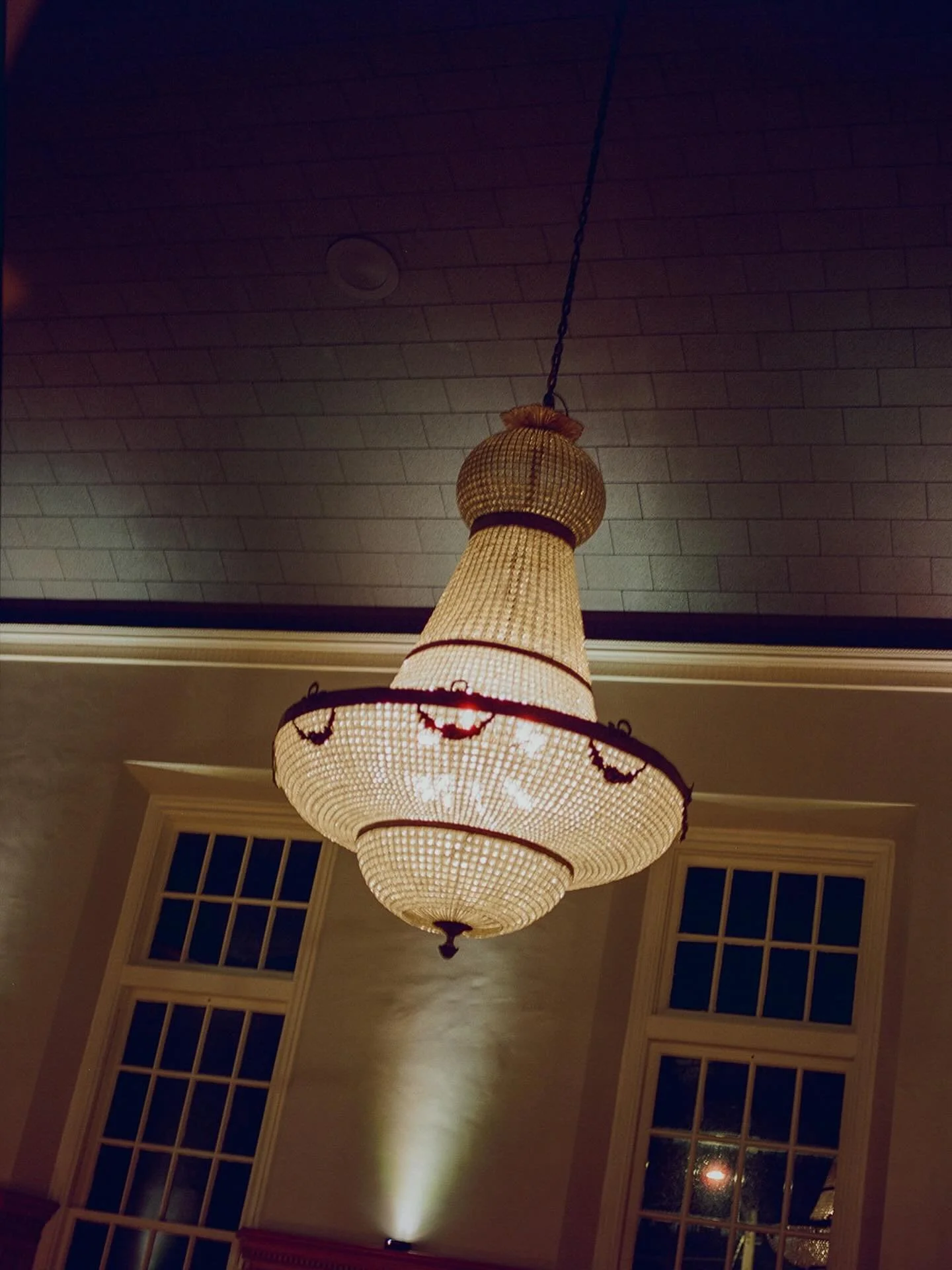 A chandelier straight out of Cruella. Dramatic, timeless, and exactly the kind of statement your wedding deserves!

🎞️Photo: @lillywilsonphoto