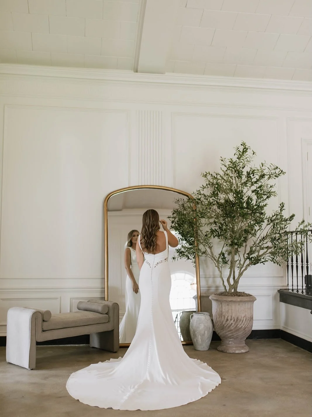 The kind of bridal suite every bride dreams of! Natural light, plenty of space, and a full length mirror made for the dress reveal! 

Photos: @lexiephotofilm 
Makeup: @lbbeauty3 
Dress: @girlsinwhitesatin