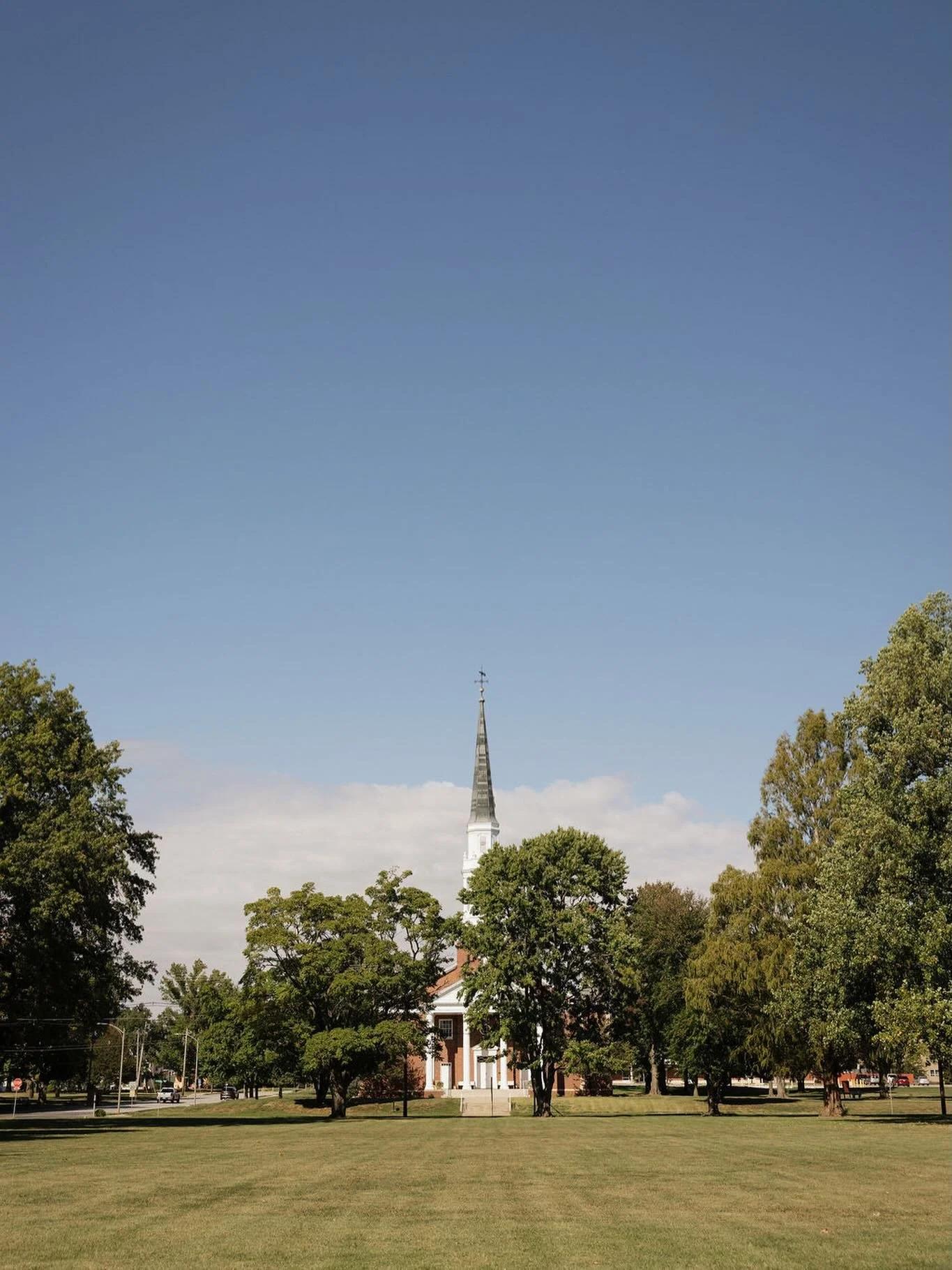 We&rsquo;ll never get over this view of The Chapel!
The wide open lawn, the steeple peeking through the trees, and the feeling you get the second you walk up to it&hellip; it never gets old!

Photo: @zoewoodphotog