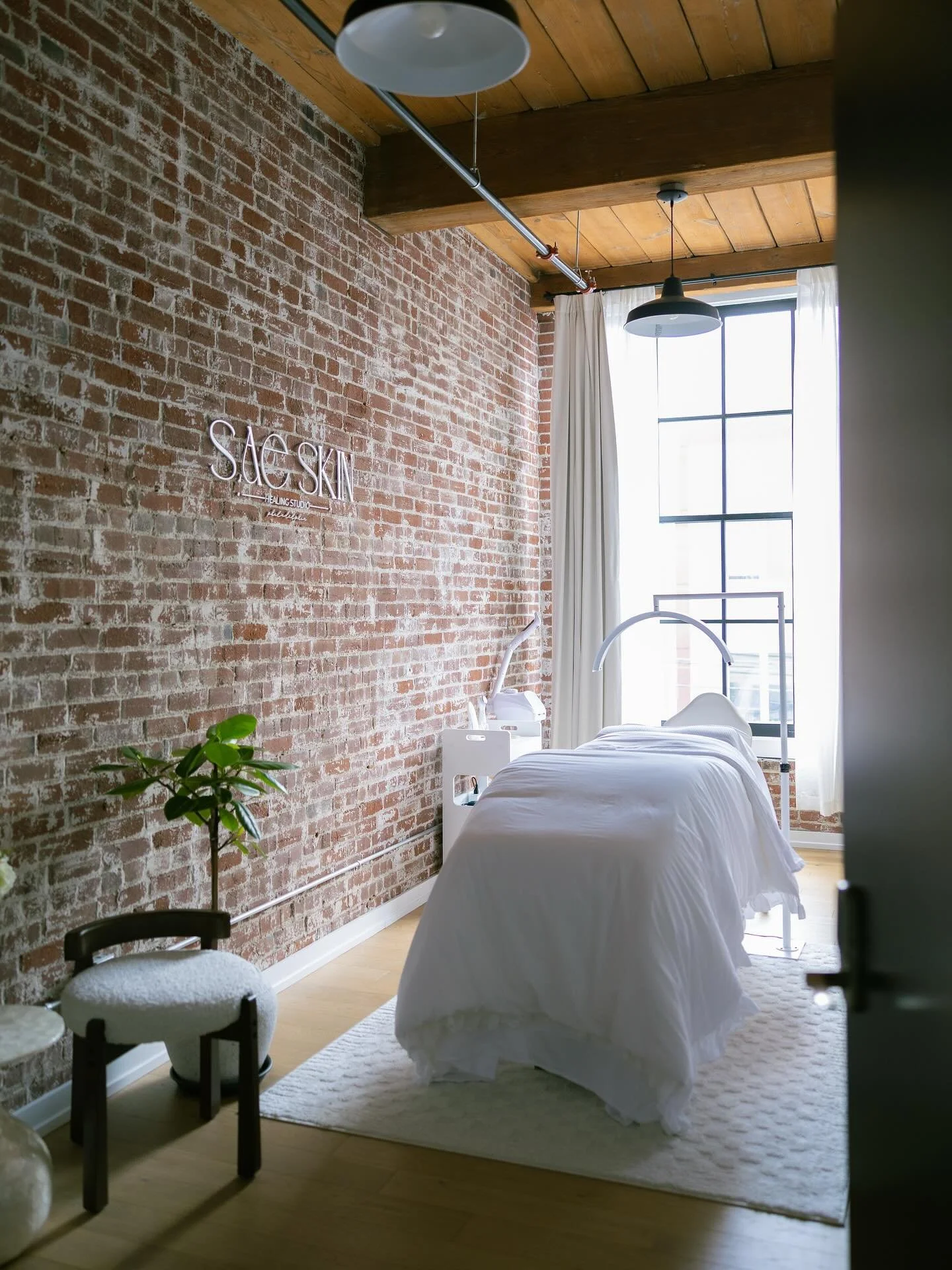 This little studio has become a space where people come to slow down and feel calm again, and that truly means everything to me 🤍

Every facial at SAE SKIN is completely personalized with thoughtful care and professional Korean formulations that del