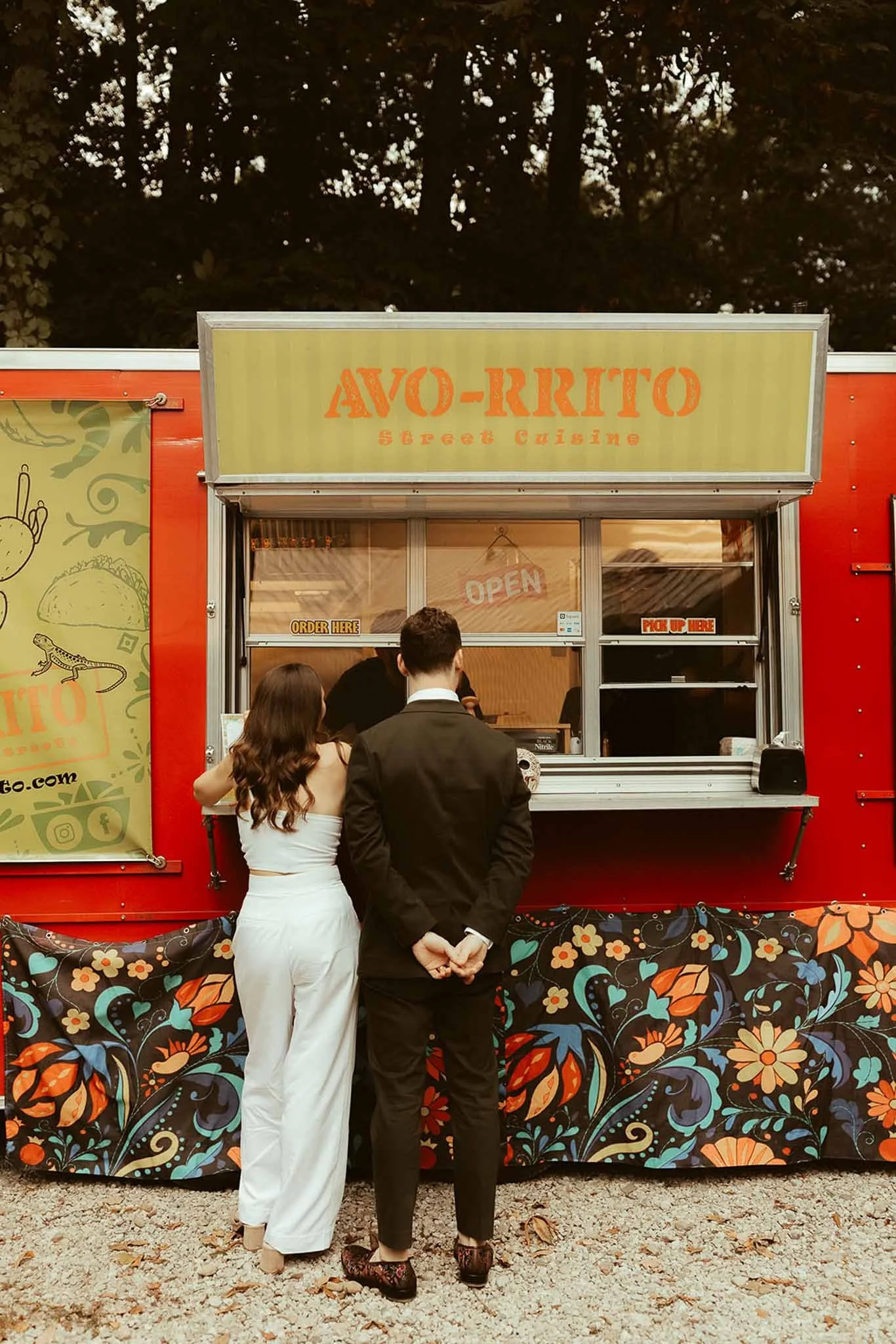 taco-truck-nontraditional-wedding-photo.jpg