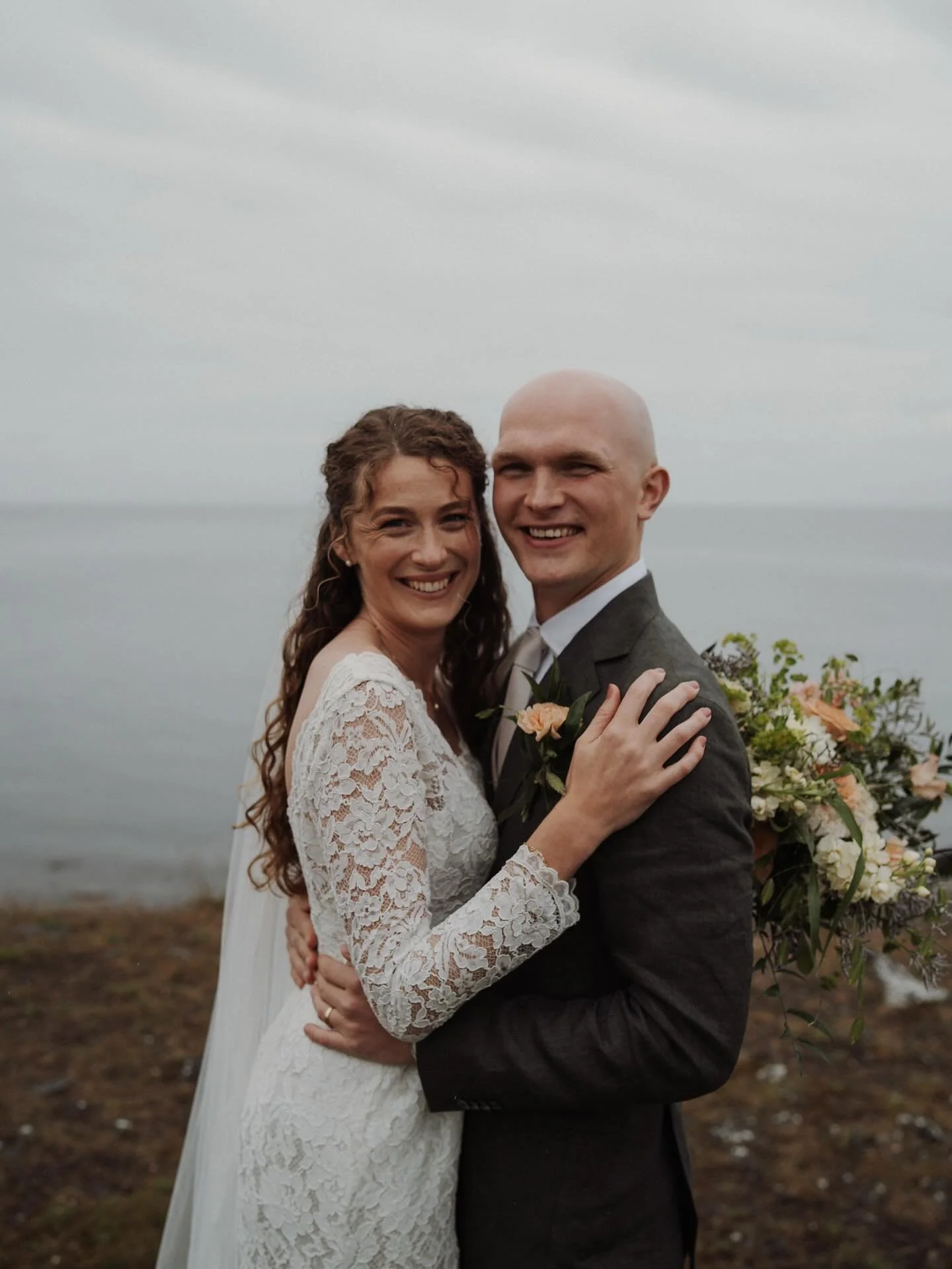 Linnea &amp; Elias first look vid Subbe fyr i Varberg 🧡 

Letade efter bilder till ett tips-inl&auml;gg om br&ouml;llopslokaler och kom d&aring; p&aring; att jag m&aring;ste tipsa om @karramosse utanf&ouml;r Varberg. S&aring; mysig lokal p&aring; en