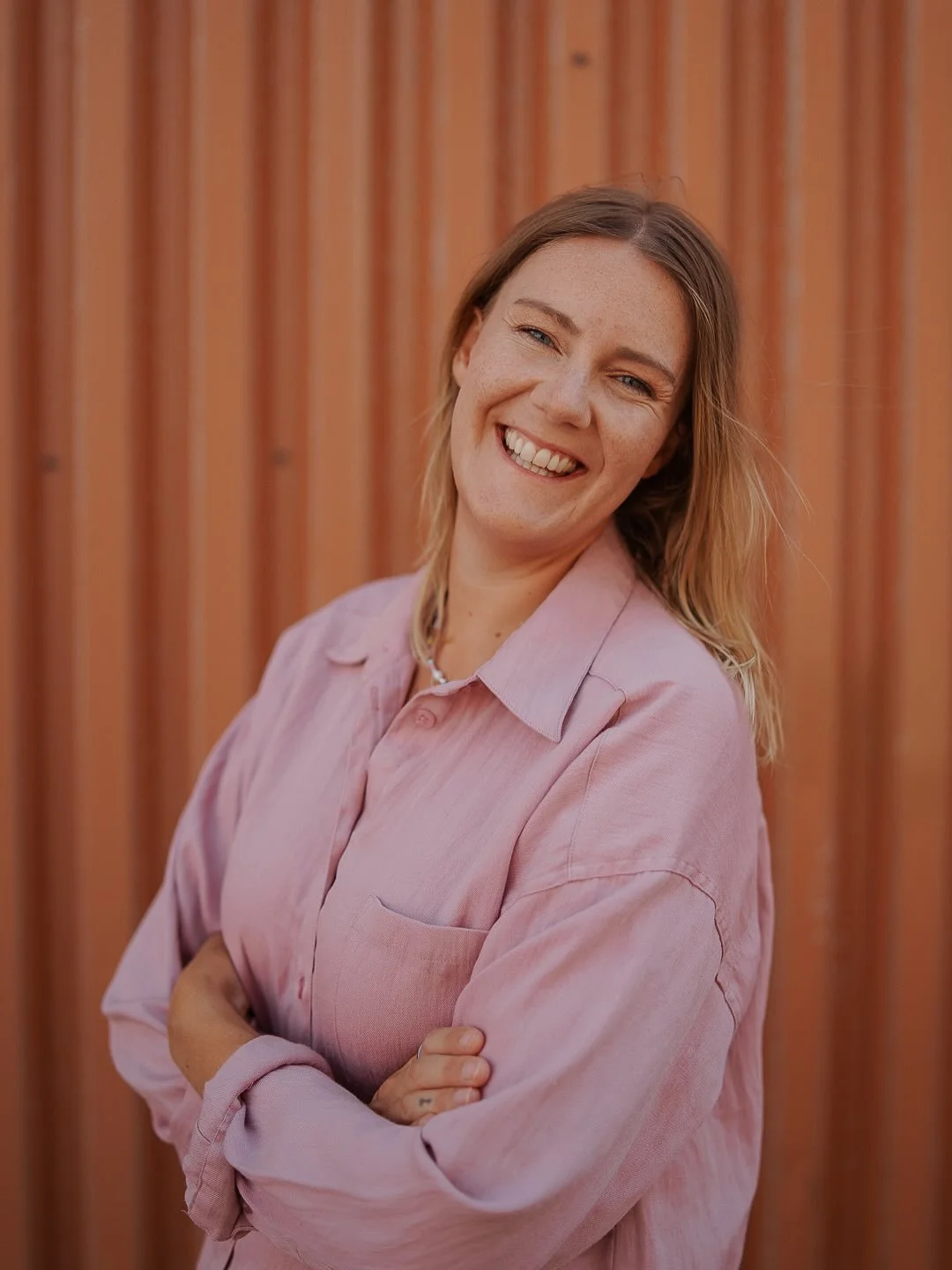 Hej p&aring; er! Det har trillat in lite nya f&ouml;ljare s&aring; h&auml;r kommer en liten presentation 🧡

Mitt f&ouml;rsta br&ouml;llop fotade jag f&ouml;r &aring;tta (!) &aring;r sedan och sedan dess har jag l&auml;rt mig s&aring; mycket! Jag h