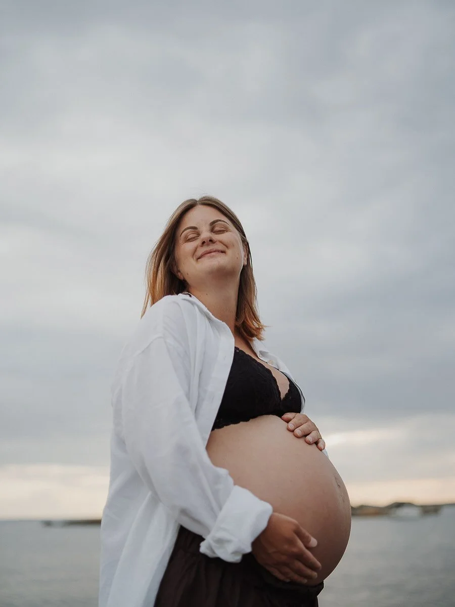Visst blir man f&ouml;rundrad och &ouml;dmjuk inf&ouml;r det faktum att det v&auml;xer ett litet mirakel d&auml;r inne? 🧡 Livet! Jennifer skrev till mig och ville f&ouml;reviga den lilla familjen innan den blir st&ouml;rre och varf&ouml;r inte g&oum