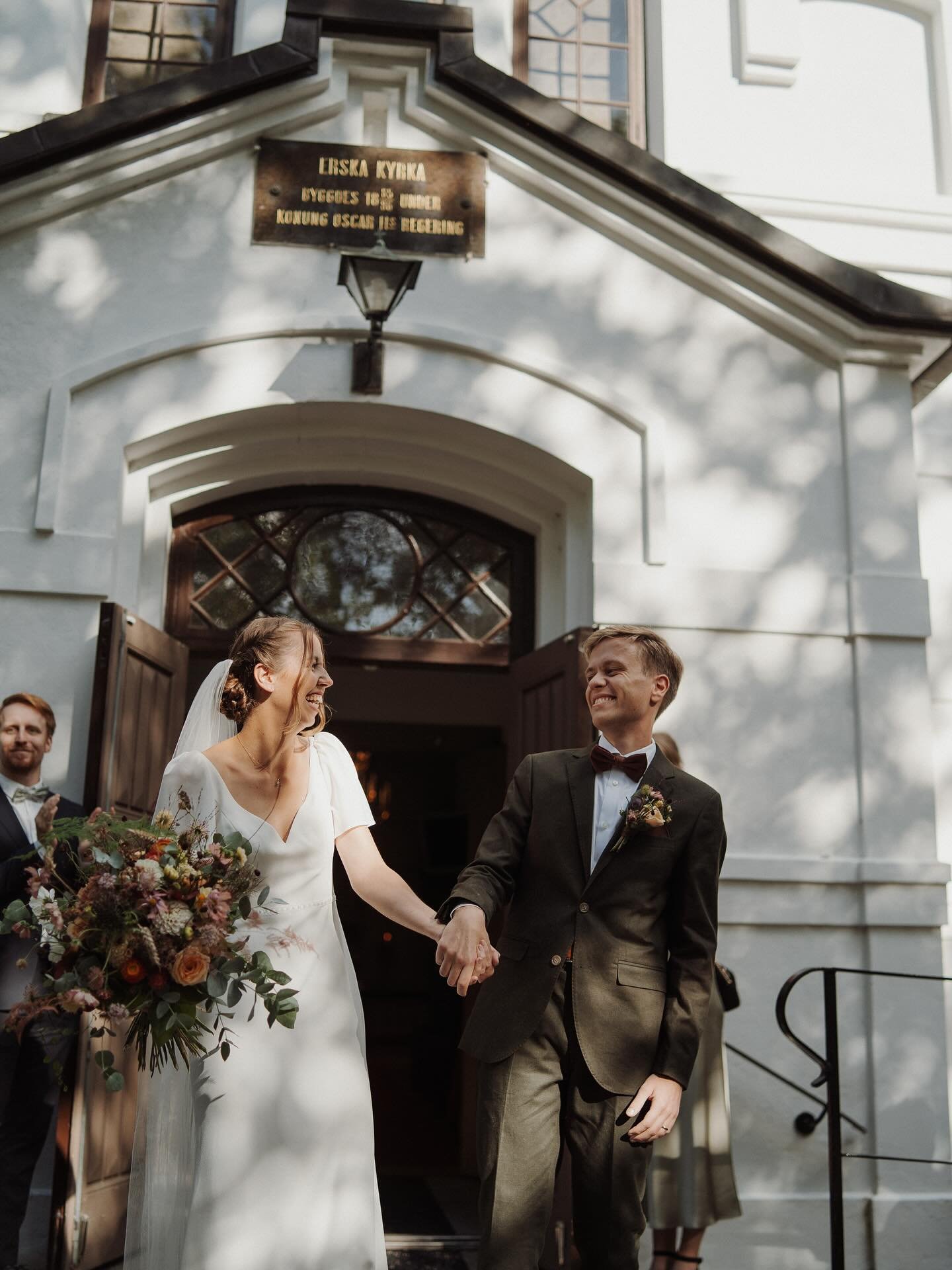 Vilken g&aring;rdag! Alla borde gifta sig i september!? 🧡 Linnea &amp; Elias gifte sig i vackra Erska kyrka och hade festen i @sagverket_i_loo och v&aring;r lilla by fylldes med br&ouml;llopsg&auml;ster. S&aring; h&auml;rligt att kunna ta cykeln ner