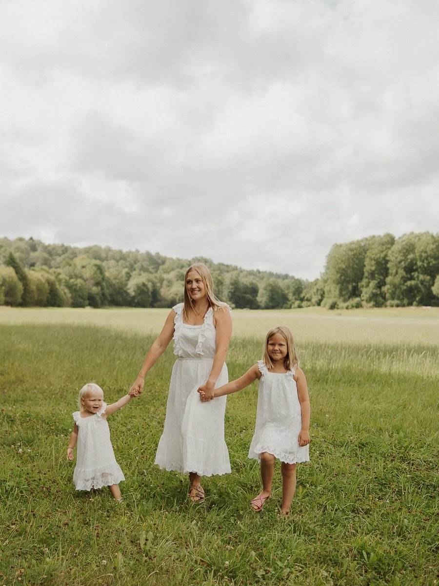 Gott nytt &aring;r 🥳 2025 bj&ouml;d p&aring; familjefotograferingar, gravidfoto och br&ouml;llop i en fin mix! 2026 ska jag bland annat fota br&ouml;llop i grannbyn och i Lysekil, n&aring;got jag l&auml;ngtat efter ✨ Hoppas att ni f&aring;r ett fint