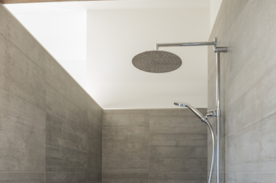 Regendusche an einer grauen Wand