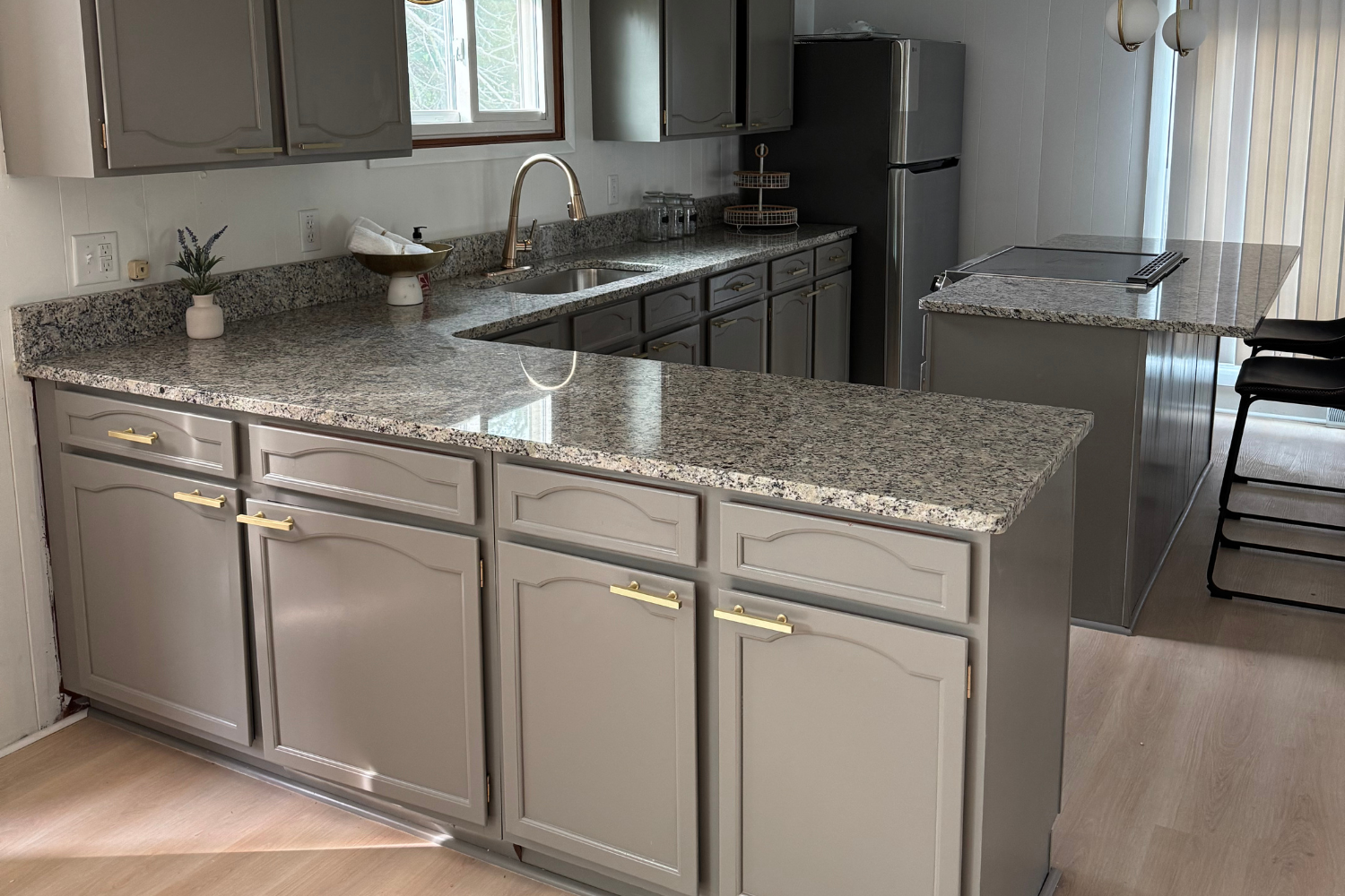 Oranssi carpenter using bench saw