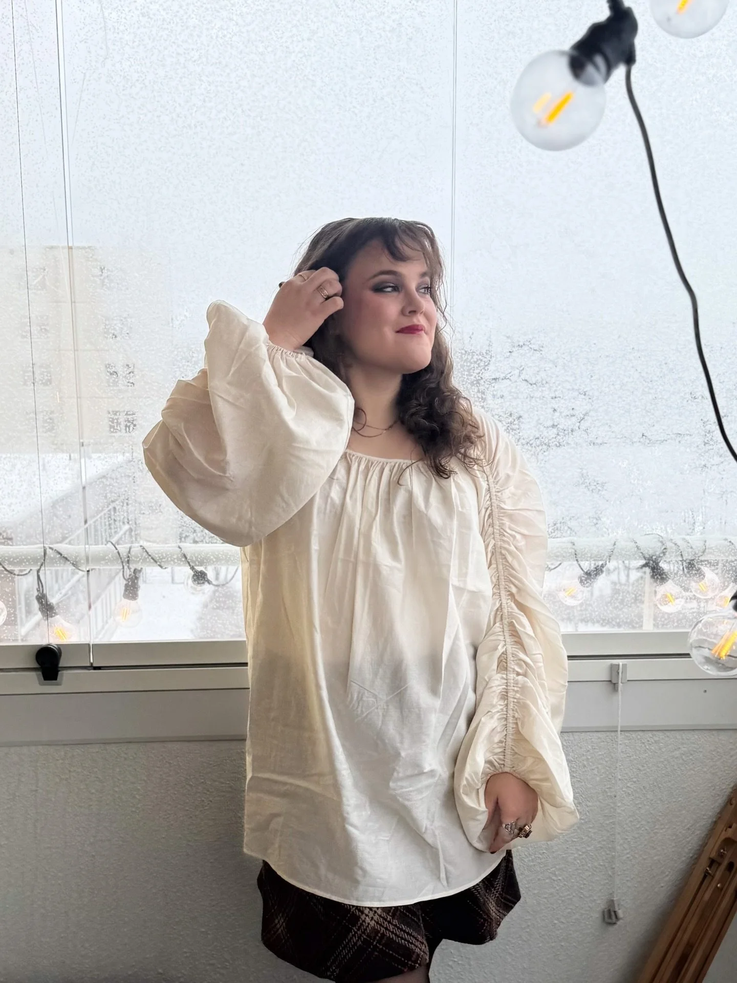 31-vuotiaana voi mm. ripustaa 100 lamppua parvekkeelleen ihan vaan koska huvittaa 💡💯