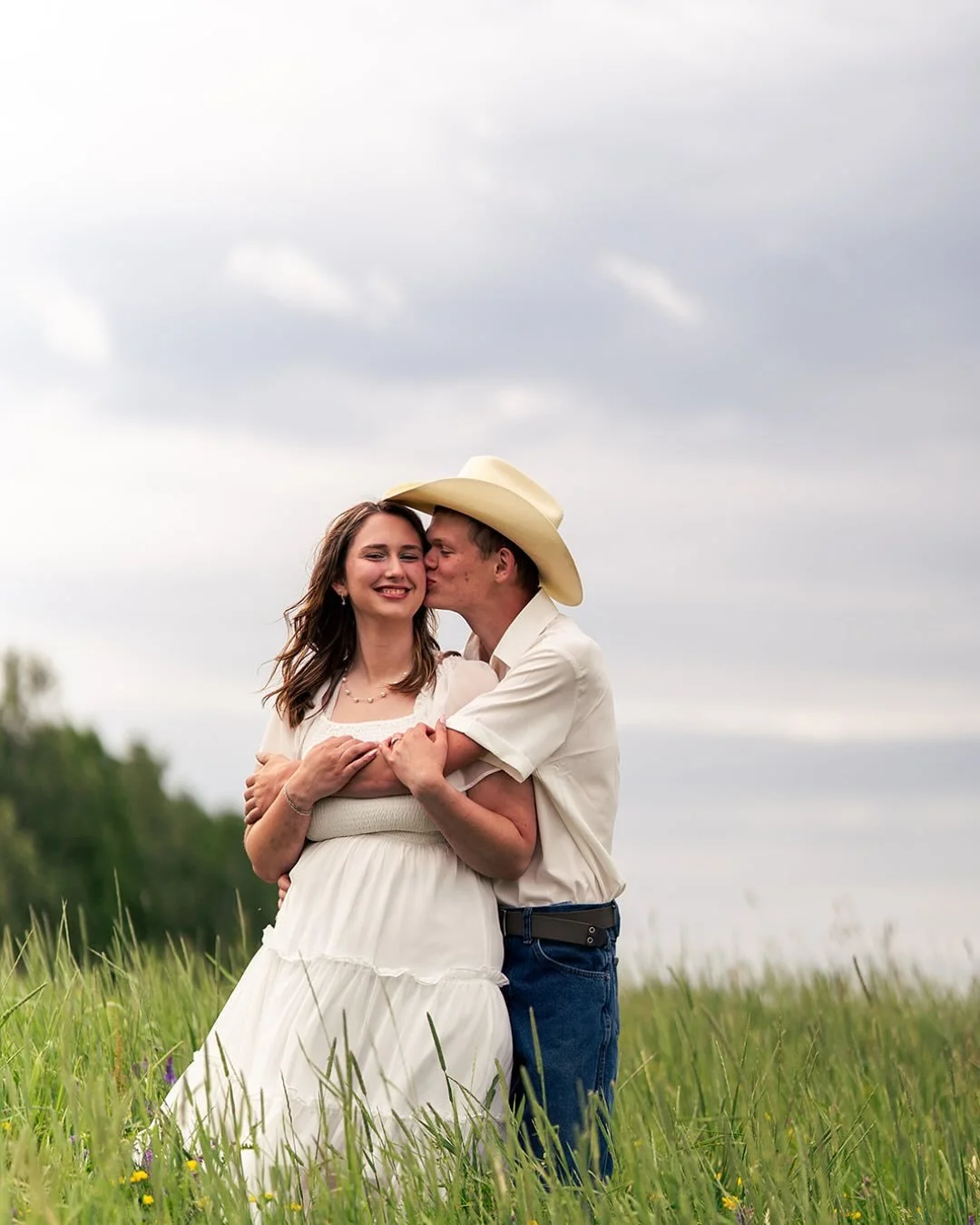 Had such a wonderful time capturing these two during their engagement session! I can’t wait to capture their big day this October. Check out the link in my bio to book a fall session now! 🍂