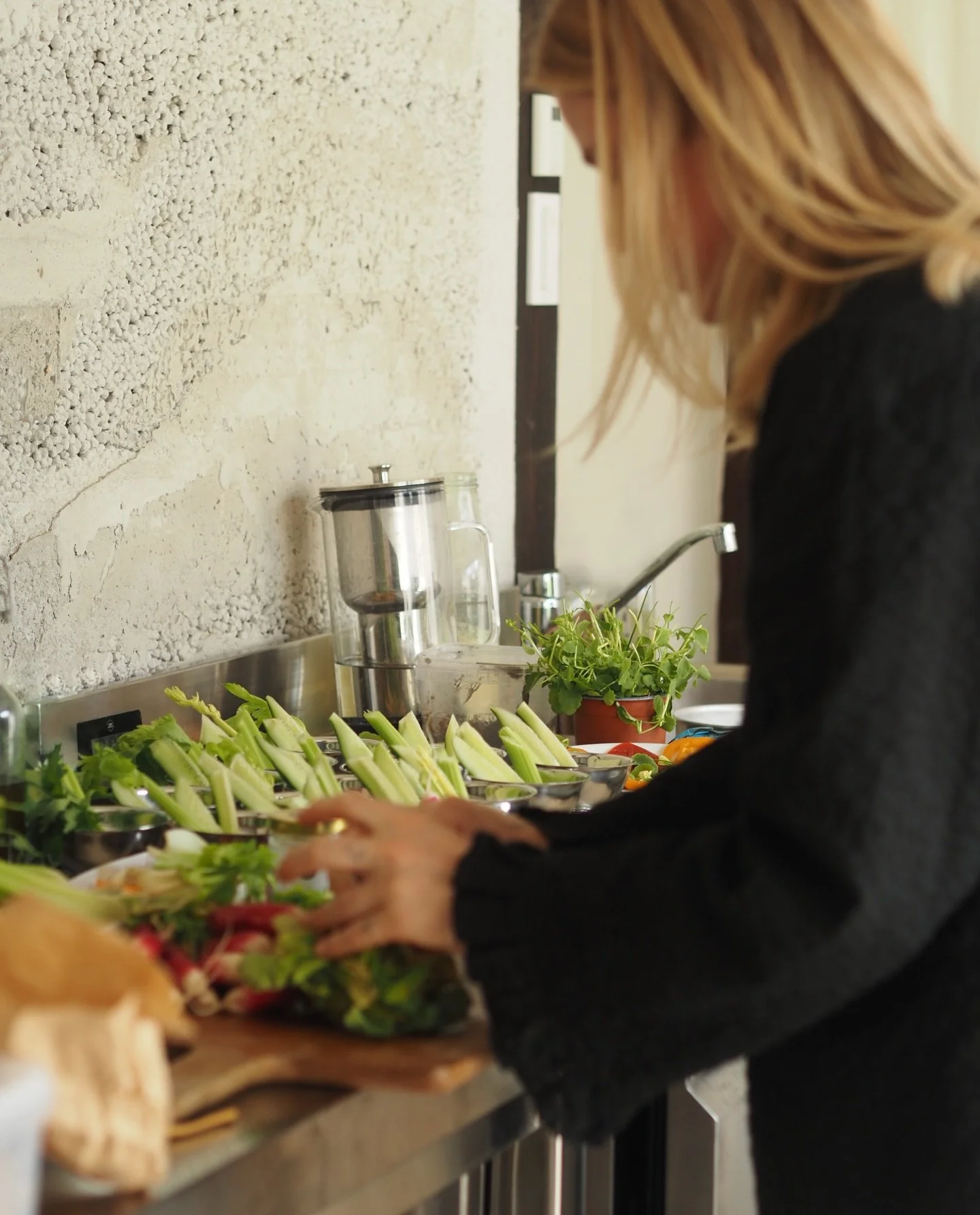 A glimpse into the world of our next guest, Carys Degenhardt. 🌻

A conversation on nourishment, rhythm, and modern living.

Episode launching Saturday, December 20th.

#Carysdegenhardt #HouseofNea