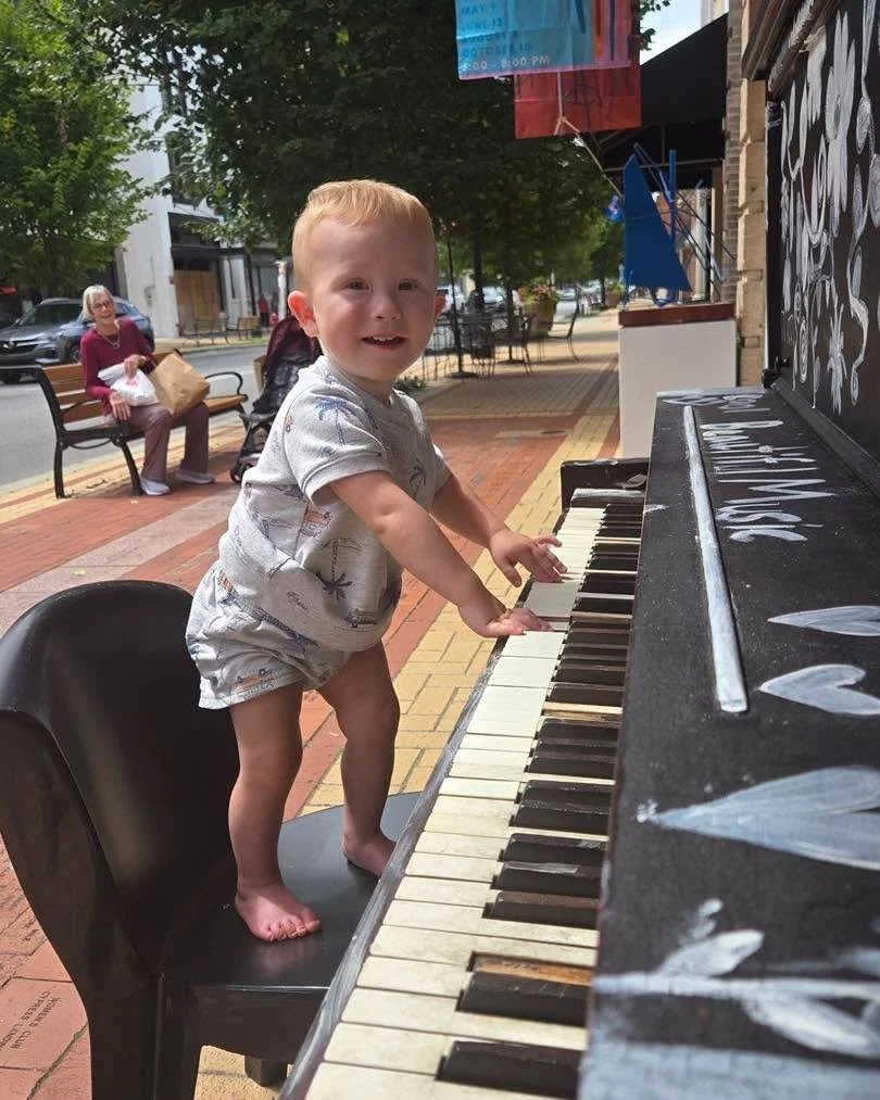 🎹✨ Never too little to make music! One of our youngest “street performers” bringing smiles to Main Street today. ❤️ #arteverywhere #downtownmagic