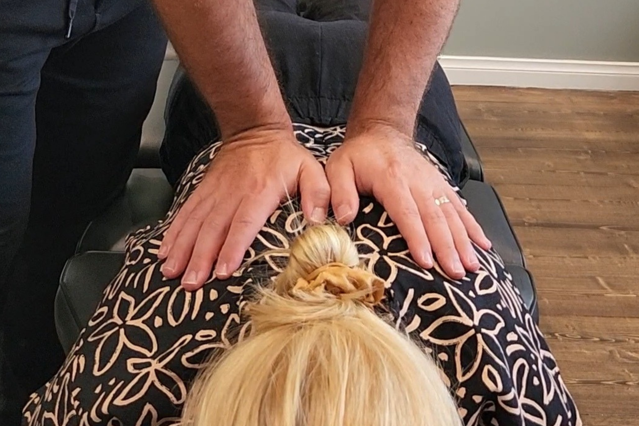 chiropractor treating mid back pain