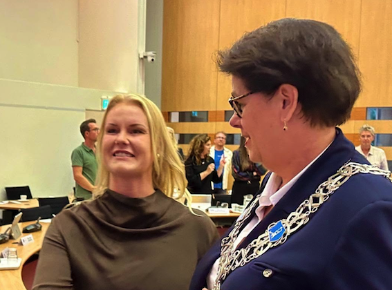 Joyce en burgemeester.png