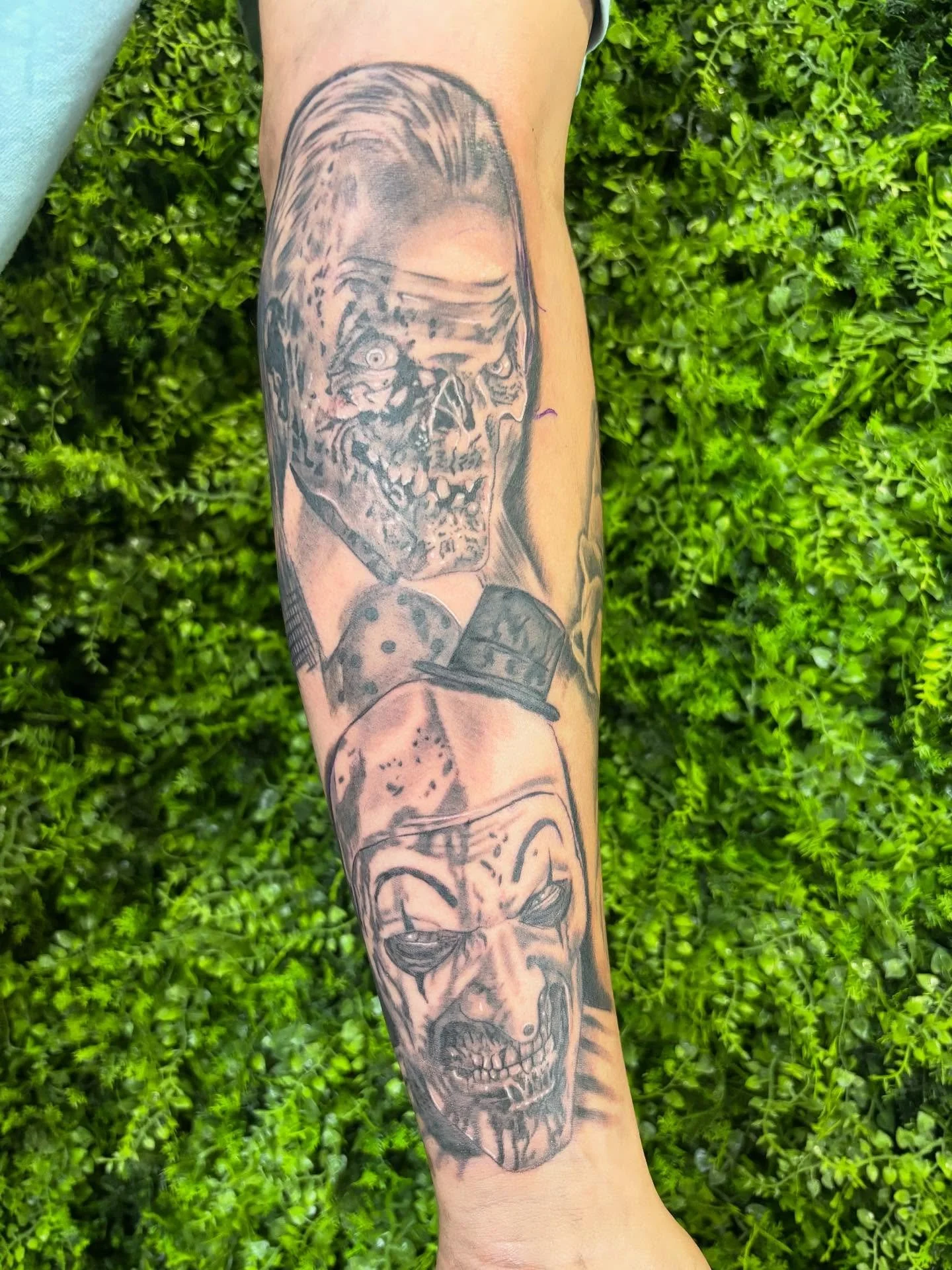 Added a couple more characters to a horror sleeve I’m working on. We got art the clown from terrifier on the bottom and the crypt keeper above him. I’ve got a couple more openings In July. if you want to get on the books message me or com