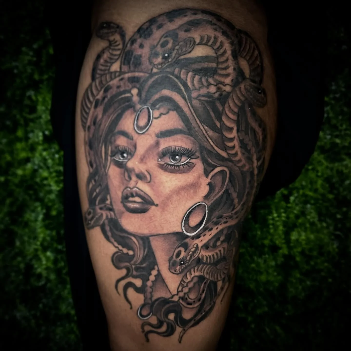 Finished up this Medusa piece today! @sovereignsoulstattoo #medusa #medusatattoo #blackandgrey #neotraditional #ladyfacetattoo