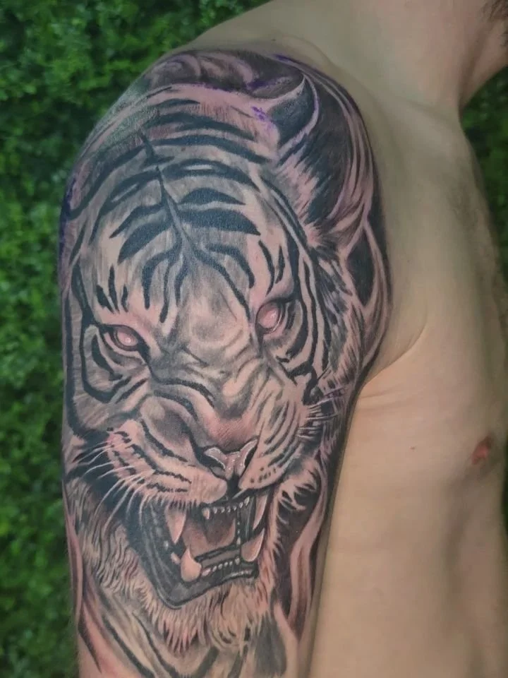So happy to get to finish this tiger piece! I love tattooing big cats! If you want to get a jungle kittie let me know! Booking april/may. Come get your skin looking right for this summer!