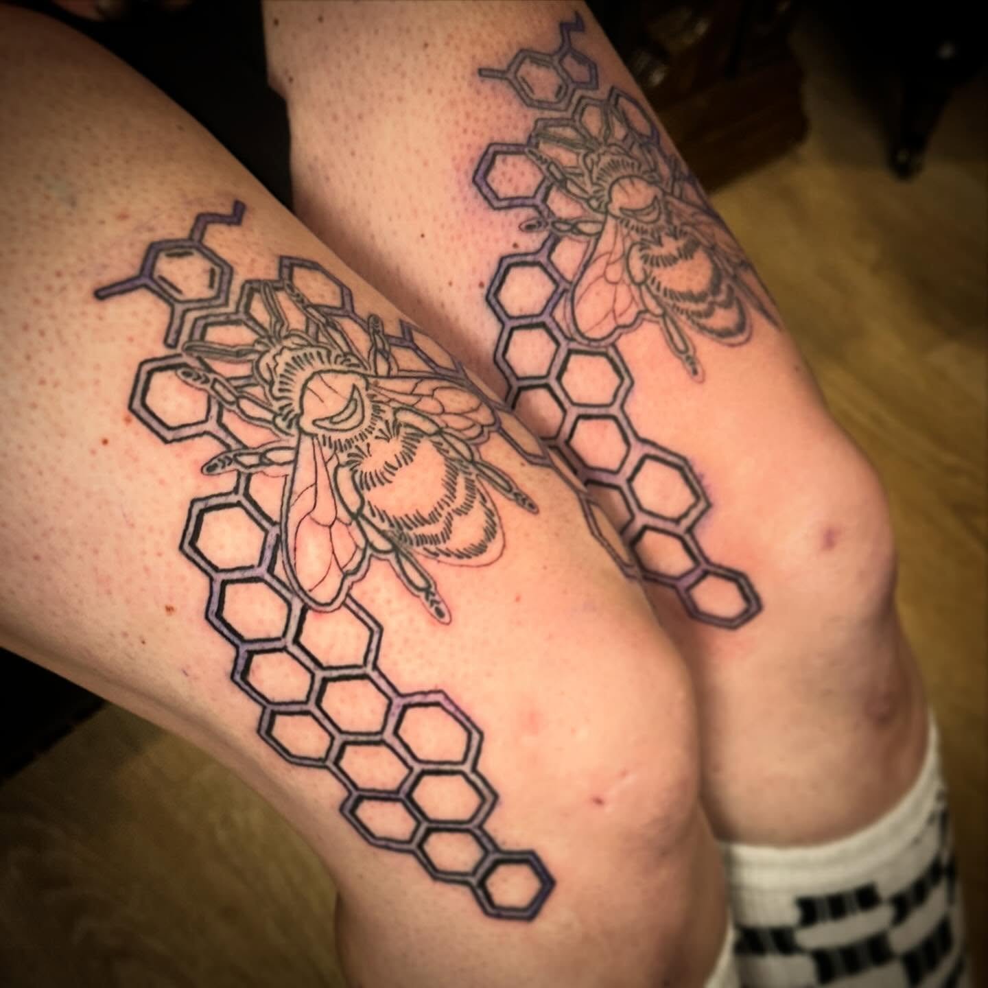 Had fun doing these matching bees knees tattoos the other day! Color for next time 🐝  #beesknees #honeycomb #dopamine #seratonin