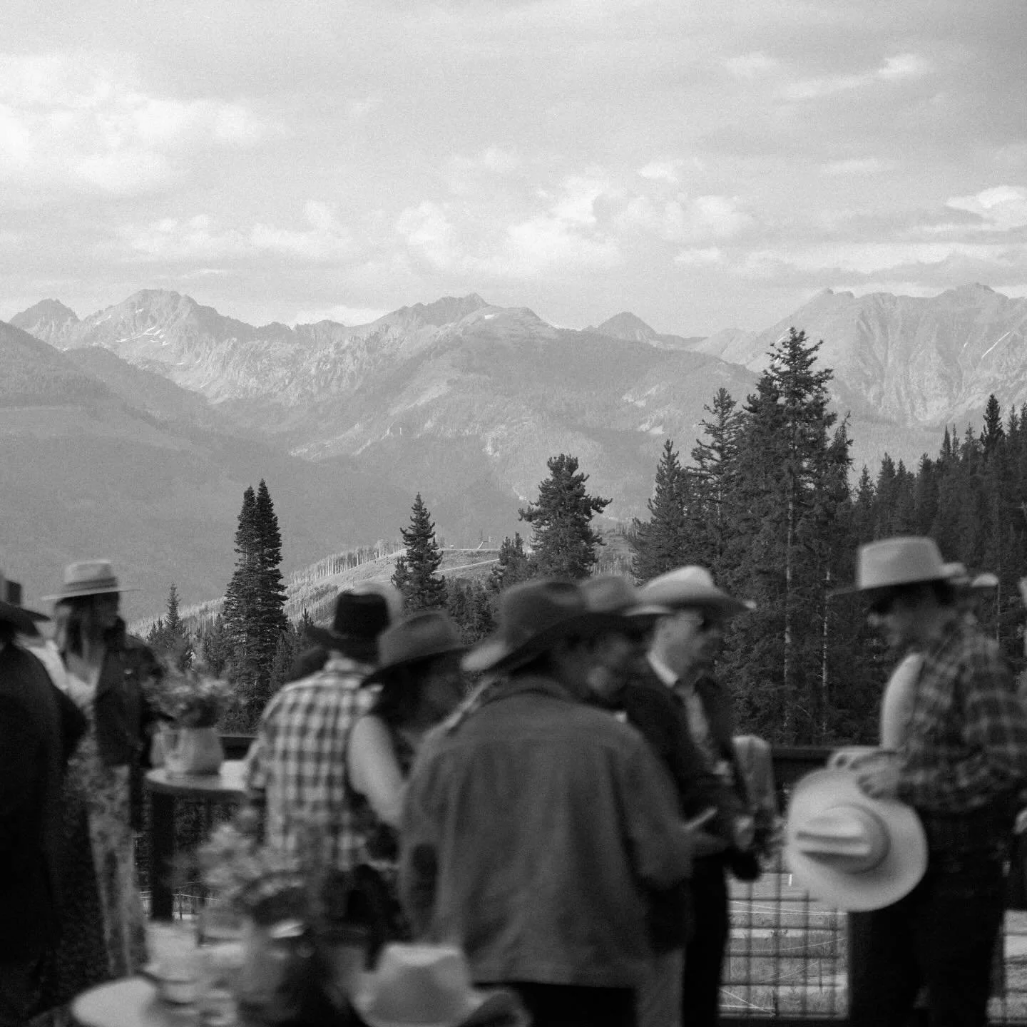 There&rsquo;s just something about our hat bar amongst the mountains 🤩🍾🤠

Trusted by wedding planners, venues, couples, and more nationwide&hellip; our custom hat bars bring an experience to your wedding or event like never before. 

Email us at h