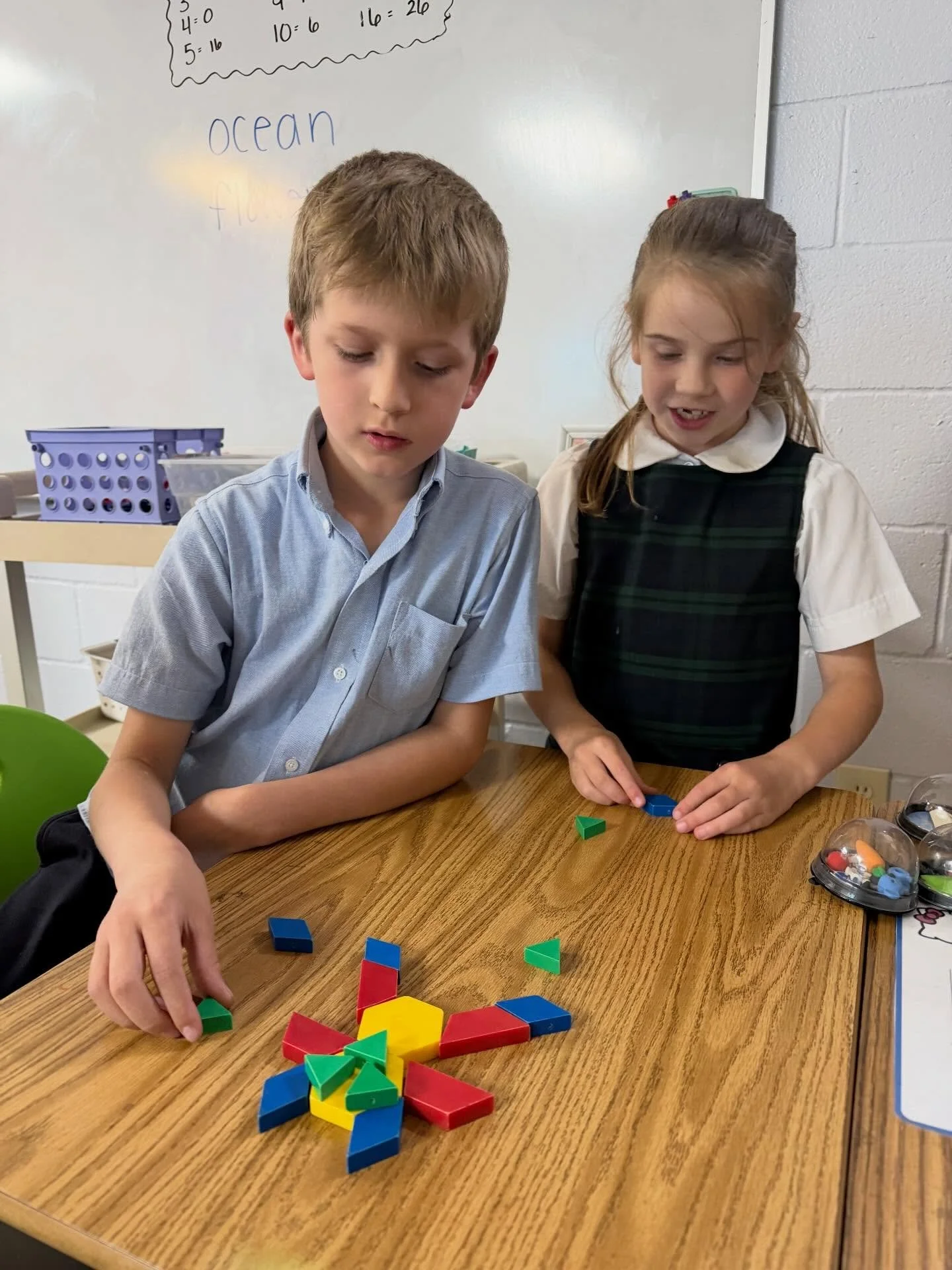 Shaping up to be math experts! 🔺🔷 

Our first graders explored 2D shapes yesterday and had a blast doing it!