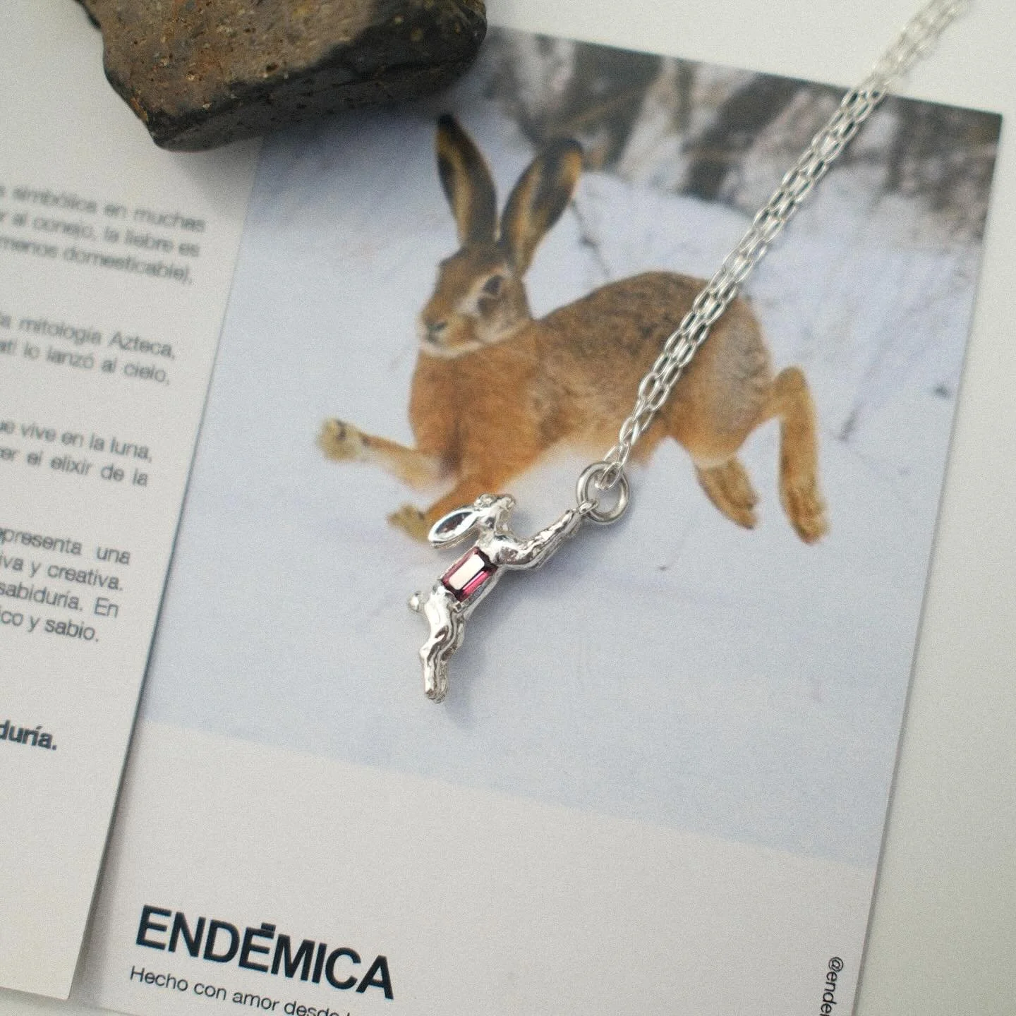 Amuleto LIEBRE 🐇🤍

La liebre es un animal gu&iacute;a que representa una personalidad r&aacute;pida para adaptarse, reservada, intuitiva y creativa. 

Representaba la humildad, la gratitud, inmortalidad y sabidur&iacute;a: En varias culturas, la li