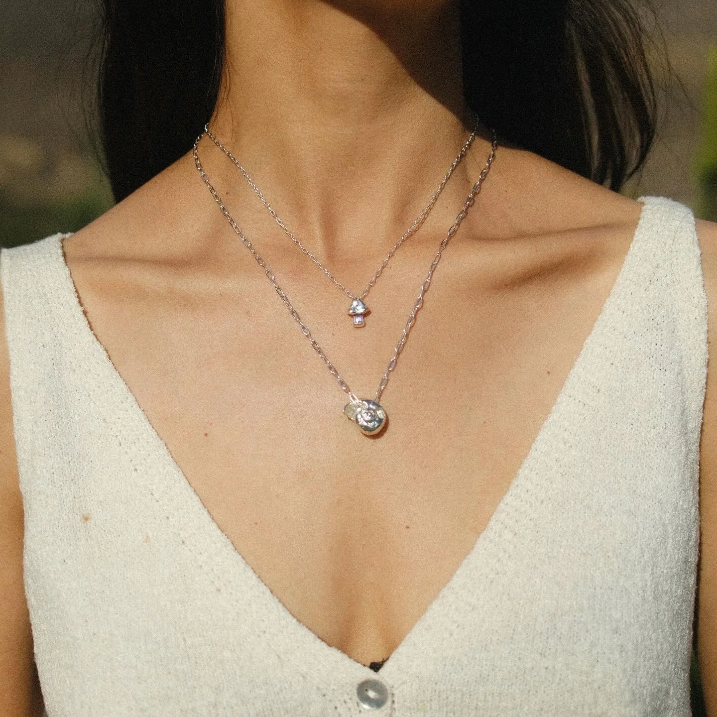 AMULETOS 🤍

El simbolismo de los amuletos en la historia y en las diferentes culturas es tan antiguo como la humanidad misma. 

Los amuletos, peque&ntilde;os objetos cargados de energ&iacute;a espiritual, guardados con amor y misterio han sido hecho