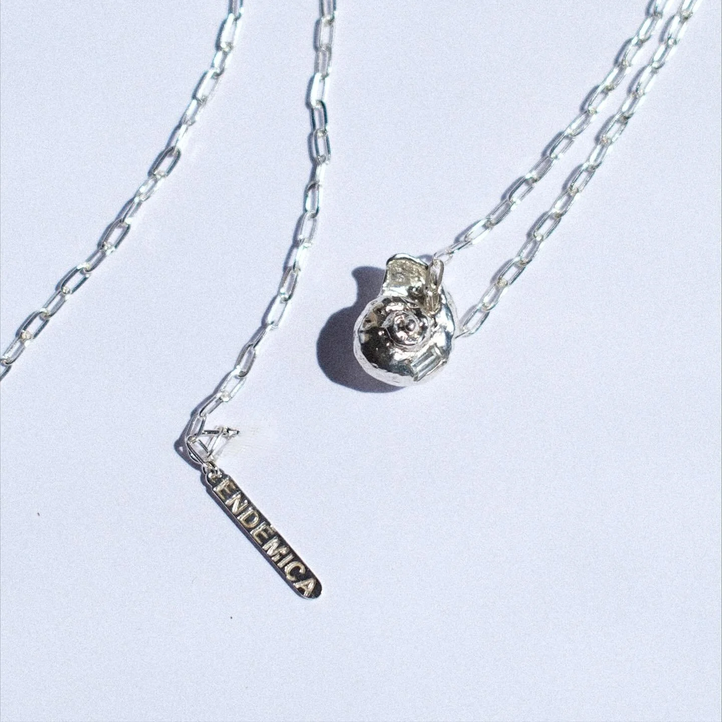 *LA MAR*
Su car&aacute;cter de elemento femenino lo asocia con la maternidad, la protecci&oacute;n y los ciclos de renovaci&oacute;n, reforzando su papel como fuerza creadora. Adem&aacute;s, el mar es considerado un espacio sagrado, cuya importancia 