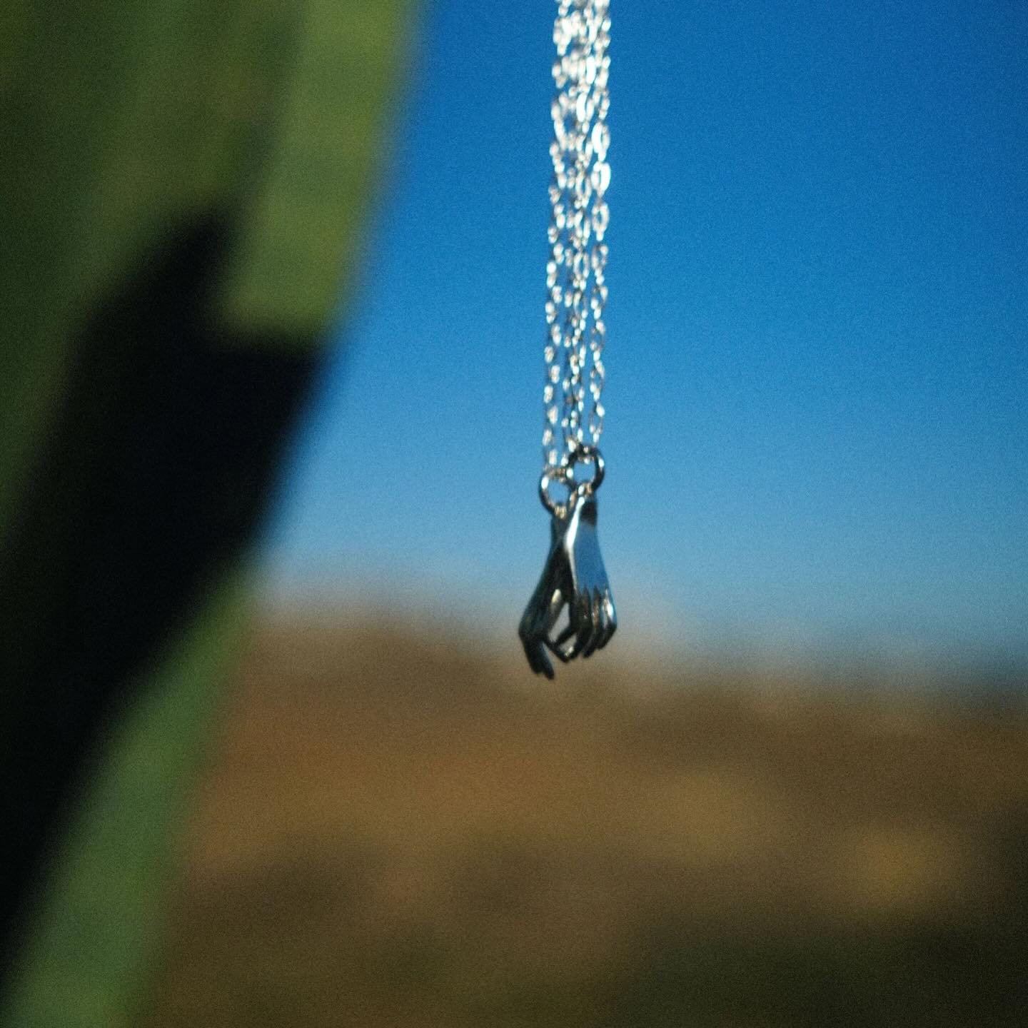 Entrelazar las manos con alguien es un gesto que va m&aacute;s all&aacute; de la simple cercan&iacute;a f&iacute;sica. Es una forma silenciosa de decir &ldquo;estoy aqu&iacute;&rdquo;, de compartir un momento sin necesidad de palabras. Este acto refl