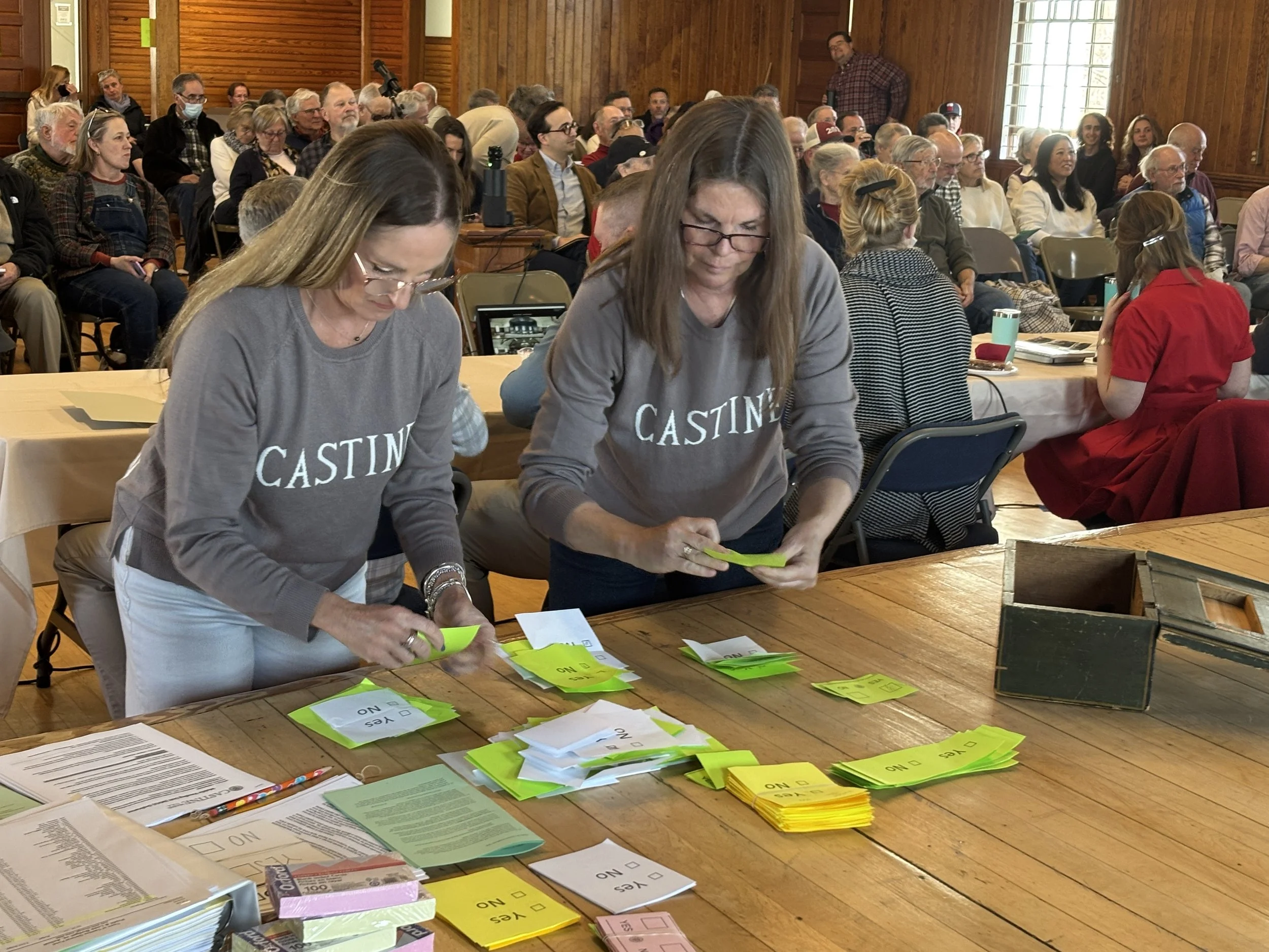 Natalie Griffith (l) and Karen Motycka count ballots.
