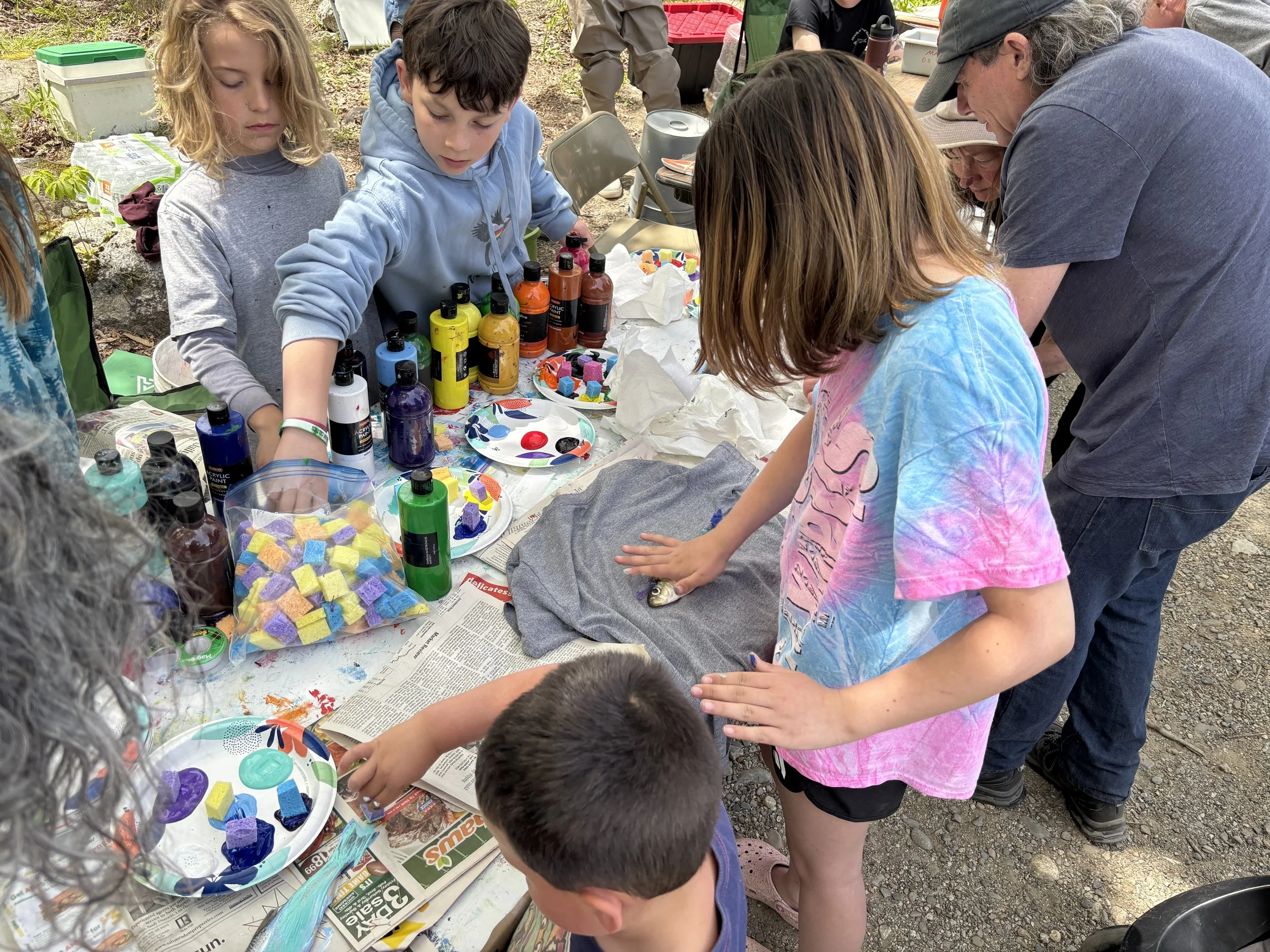 Kids make alewife print t-shirts.