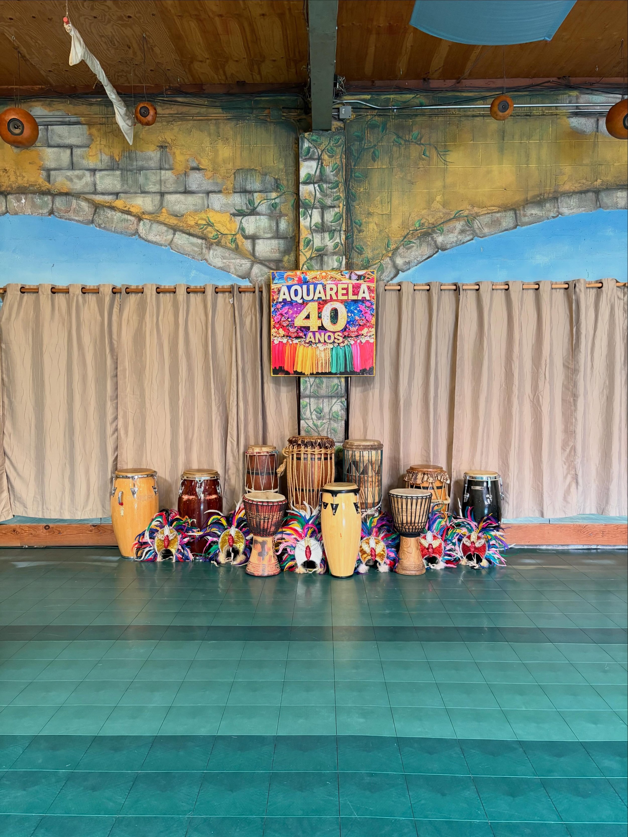 Que honra celebrar 40 anos!!!
Such an honor celebrate 40 years of 
@aquarelasambadancers 
@aquarela2000 
@neguinhasambista 
At the Casa De Cultura for their pre carnival 2026 photo shoot and dress rehearsal!!