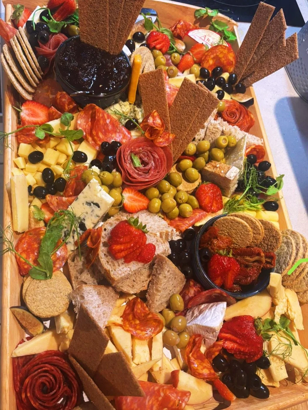 Private Chef @swilsonnnn95 with incredible scenes tonight. Check out this stunning Charcuterie board for 8 guests up at Thornhill House, Stirling and their 5 star scallop starter dish 😍 #privatechef #privatedining #chefslıfe #chefsofinstagram #charc