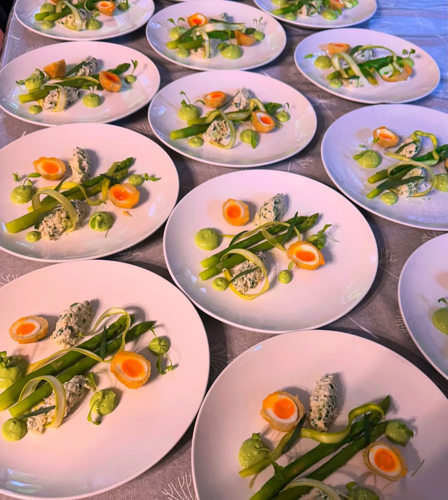 Help in hand last night from @homemadebylynsey. Smashed this 3 course dinner out for 14 guests @moffatmansion #privatechef #privatedining #chefslife #chefsofınstagram #watchtheshortbread