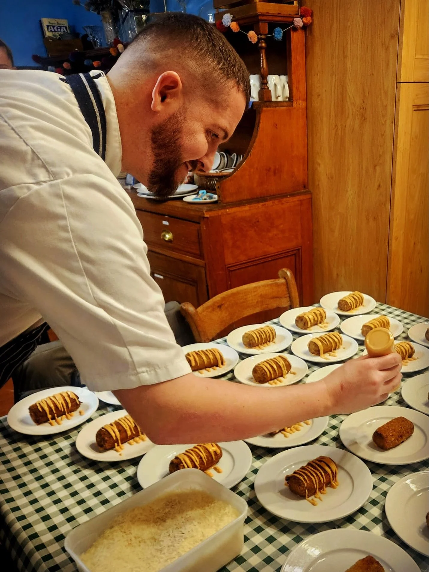 In my element doing my world wide famous drizzle technique 😂 #privatechef #privatedining #chefslife #chefsofinstagram #drizzle