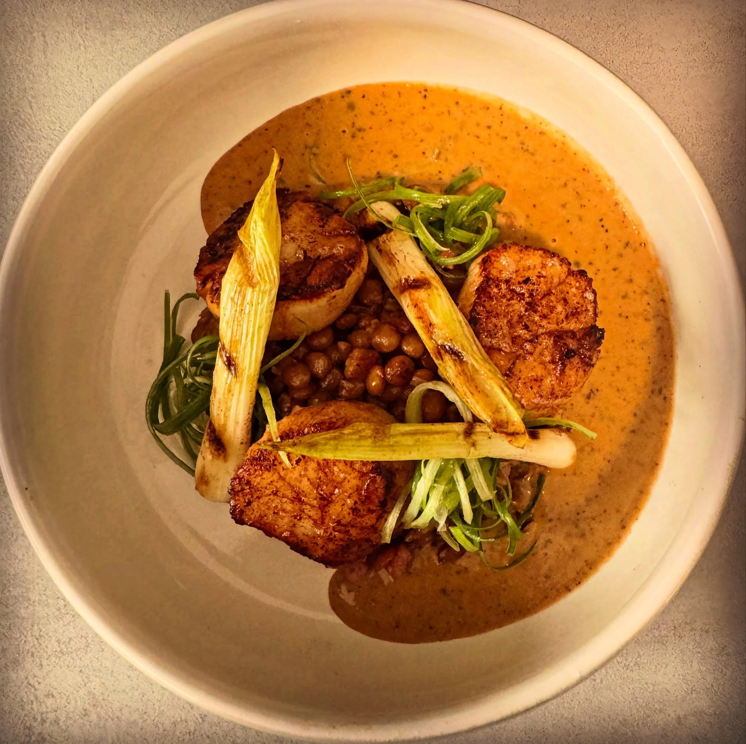 Something slightly different tonight&hellip;.

Hand Dived Scallops
Smoked Pancetta and Lentils
Tomato Peppercorn Sauce
Scallions

Rustic but big on flavour!!!

#privatechefscotland
#handdivedscallops
#scotishseafood
#privatediningexperience
#rusticfo