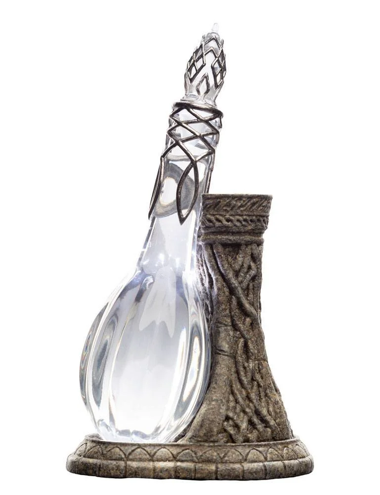 1:1 scale replica of Galadriel’s Phial from The Lord of the Rings. This elegant 10 cm collectible glows with the light of Eärendil and is a treasured piece for fans of Middle-earth and Elven lore.