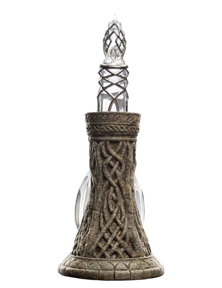1:1 scale replica of Galadriel’s Phial from The Lord of the Rings. This elegant 10 cm collectible glows with the light of Eärendil and is a treasured piece for fans of Middle-earth and Elven lore.
