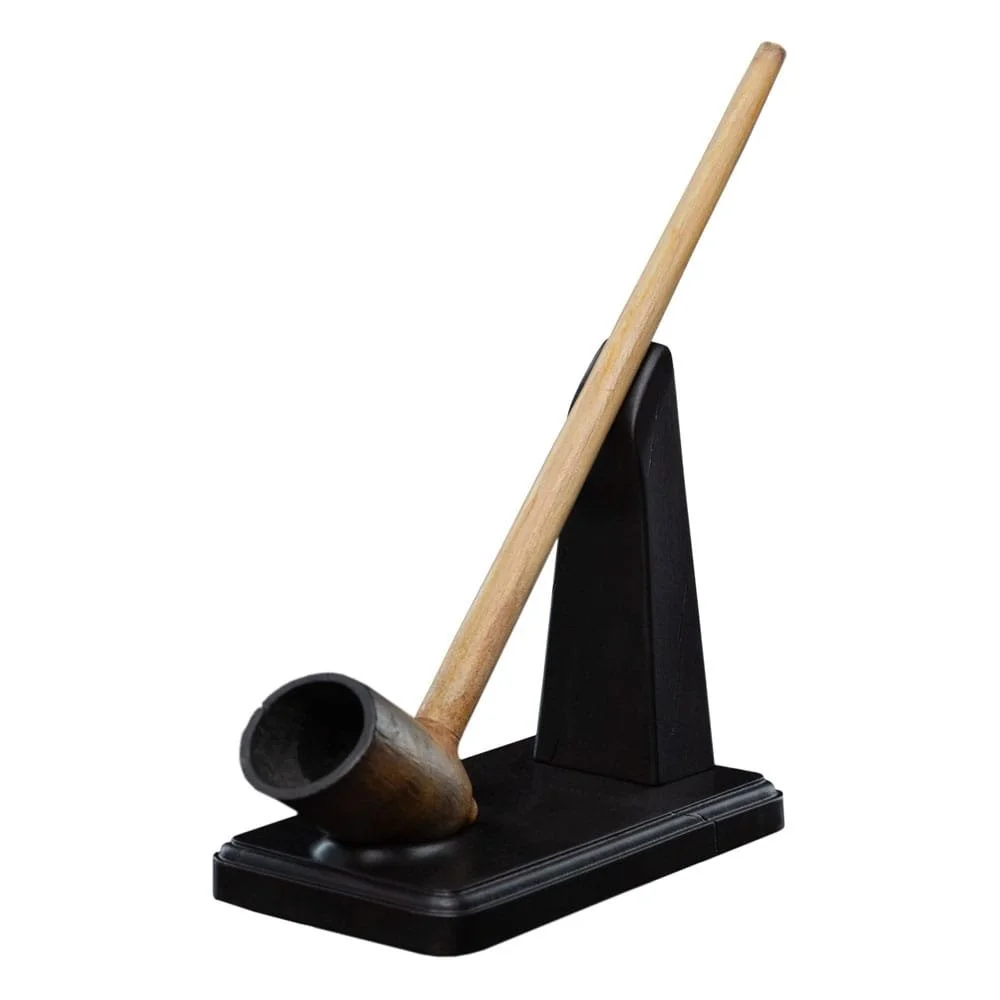 1:1 scale replica of the Pipe of Gimli the Dwarf from The Lord of the Rings. This 14 cm collectible prop is crafted for fantasy fans and dedicated Tolkien collectors.