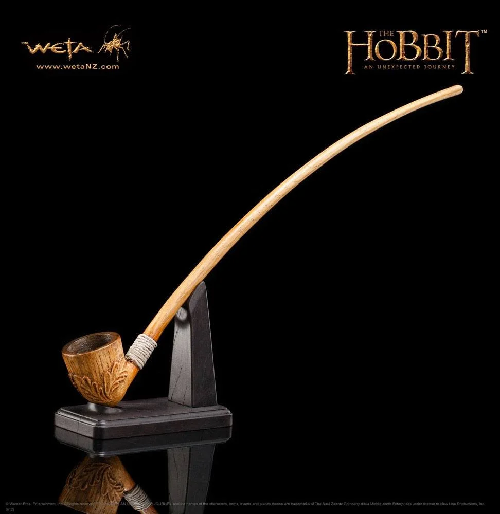 High-quality 1:1 scale replica of Bilbo Baggins’ iconic pipe from The Hobbit: An Unexpected Journey. Measures 35 cm. Perfect for collectors and fans of Tolkien’s Middle-earth universe.