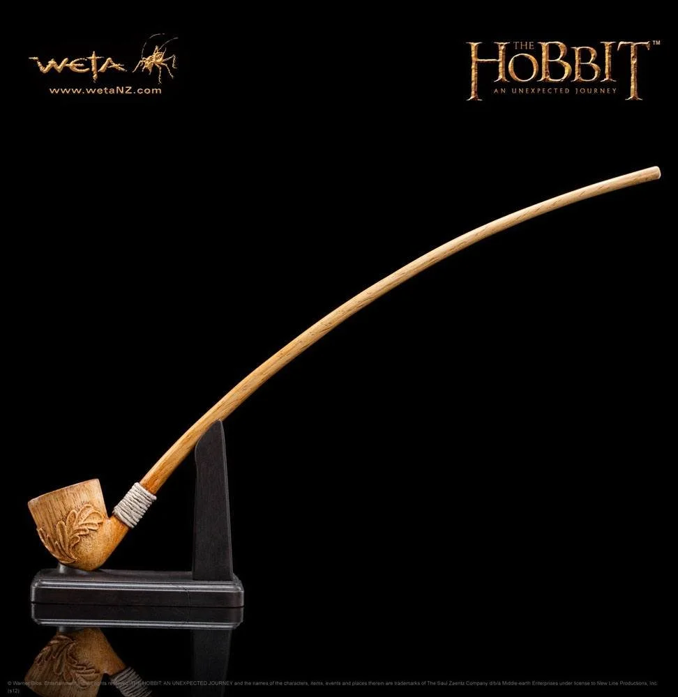 High-quality 1:1 scale replica of Bilbo Baggins’ iconic pipe from The Hobbit: An Unexpected Journey. Measures 35 cm. Perfect for collectors and fans of Tolkien’s Middle-earth universe.