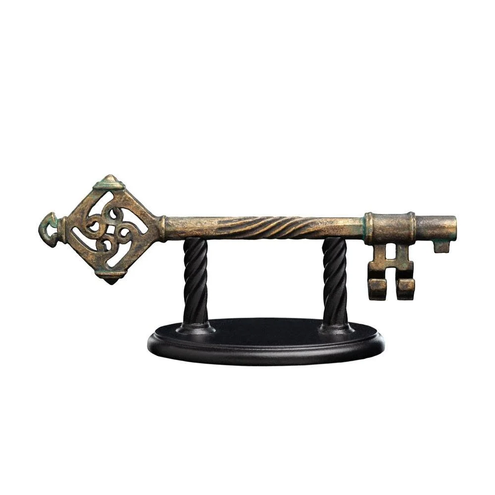 Authentic 1:1 scale replica of the Key to Bag End from The Lord of the Rings. This detailed 15 cm prop is an essential collectible for fans of Bilbo Baggins, the Shire, and Tolkien’s world.