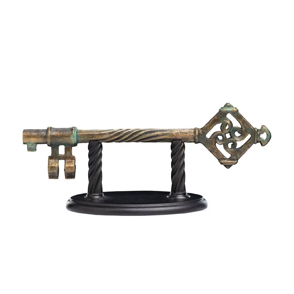 Authentic 1:1 scale replica of the Key to Bag End from The Lord of the Rings. This detailed 15 cm prop is an essential collectible for fans of Bilbo Baggins, the Shire, and Tolkien’s world.