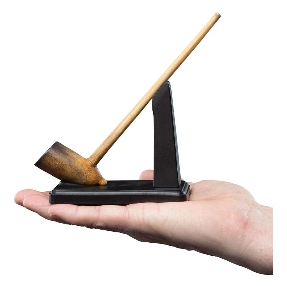 1:1 scale replica of the Pipe of Gimli the Dwarf from The Lord of the Rings. This 14 cm collectible prop is crafted for fantasy fans and dedicated Tolkien collectors.