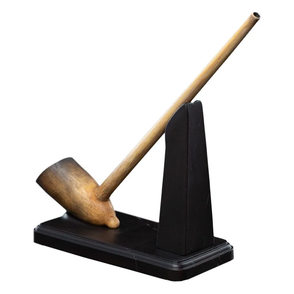 1:1 scale replica of the Pipe of Gimli the Dwarf from The Lord of the Rings. This 14 cm collectible prop is crafted for fantasy fans and dedicated Tolkien collectors.